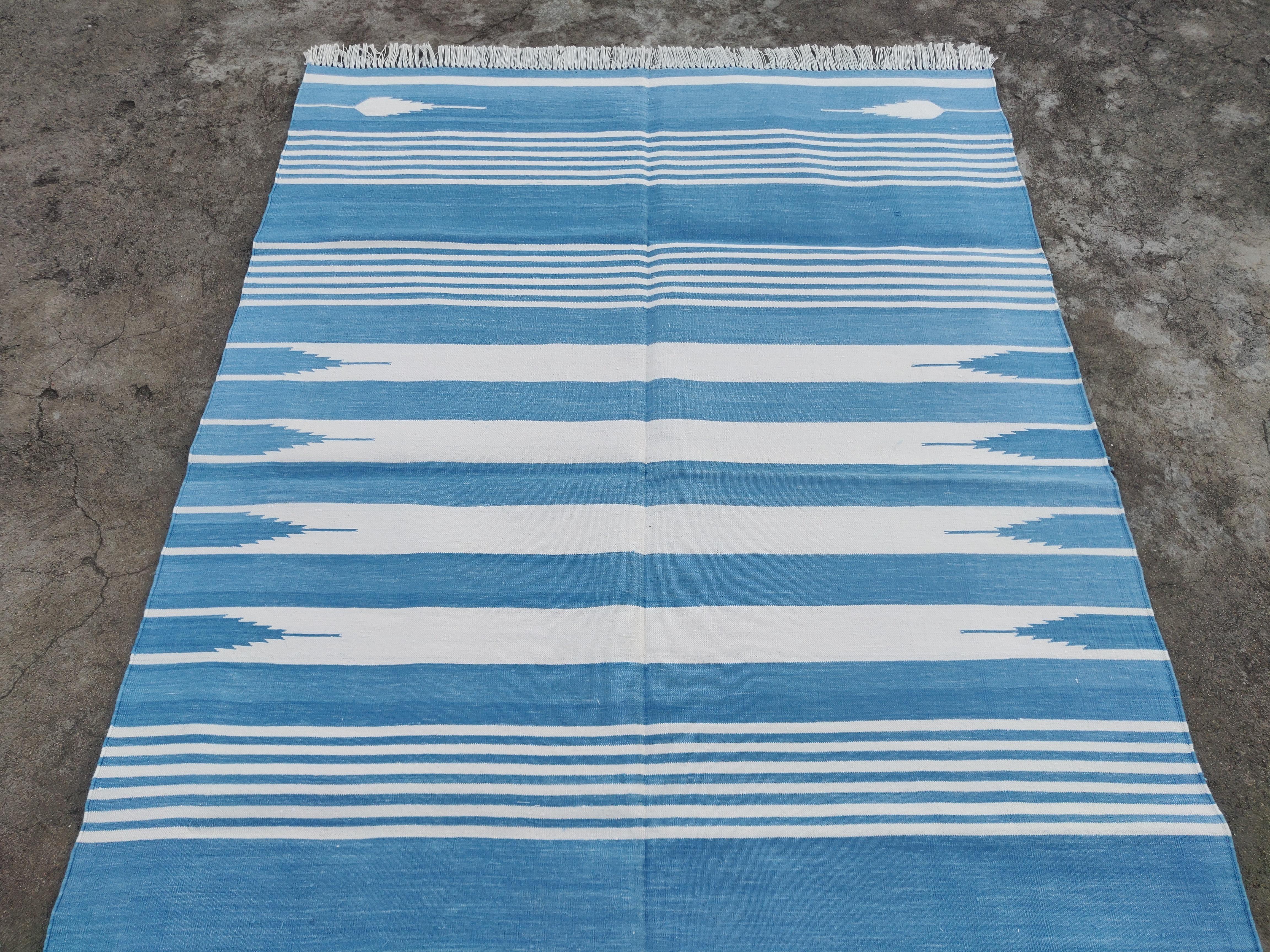 Handgefertigter Flachgewebe-Teppich aus Baumwolle, 4x6 Blau und Weiß gestreifter indischer Dhurrie im Zustand „Neu“ im Angebot in Jaipur, IN