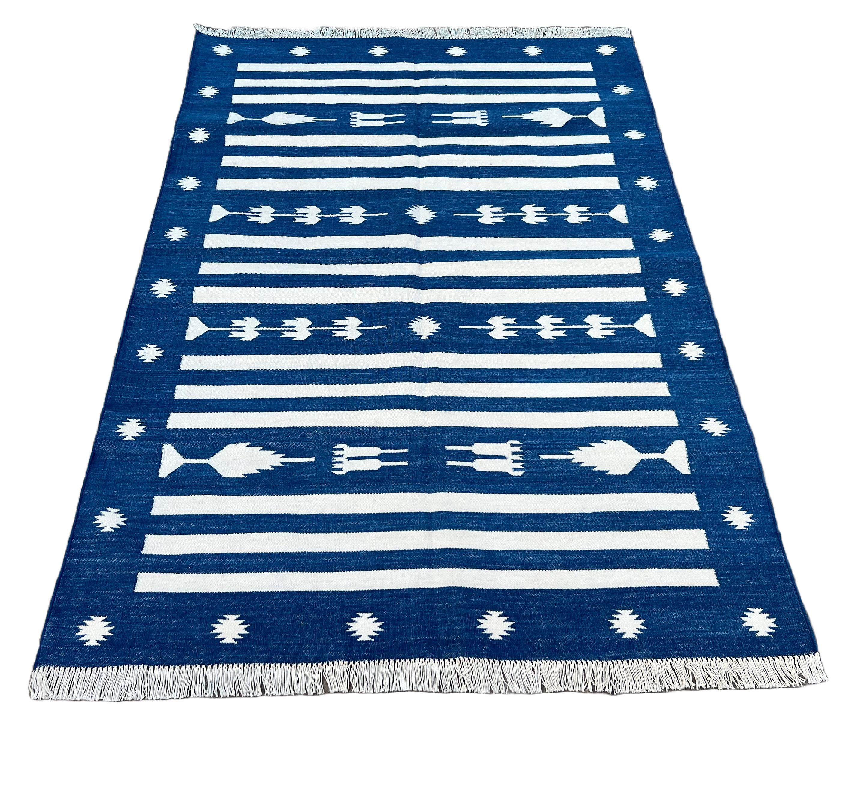XXI secolo e contemporaneo Tappeto a tessitura piatta in cotone fatto a mano, 4x6 a righe bianche e blu, indiano Dhurrie in vendita