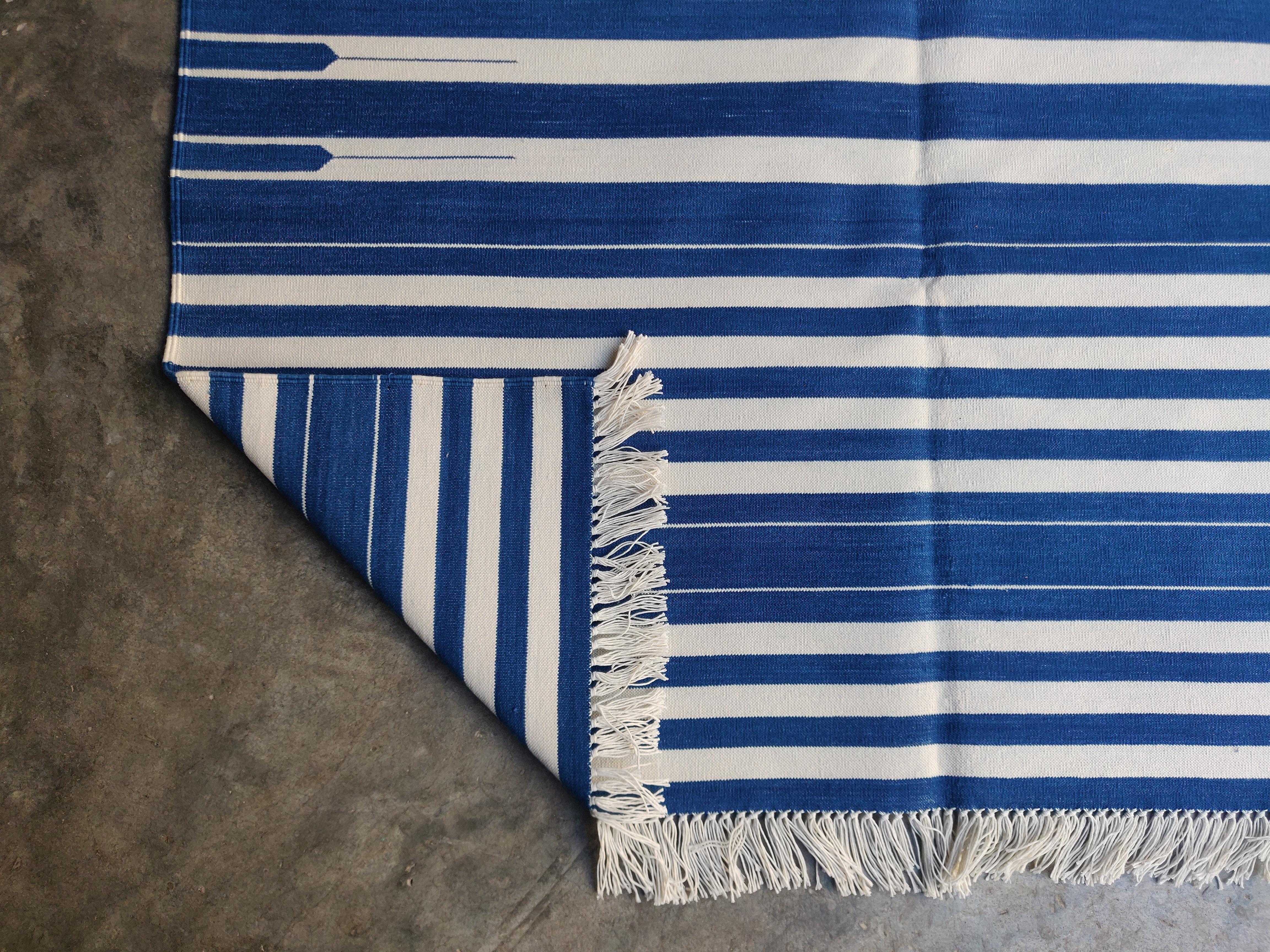 XXIe siècle et contemporain Tapis Dhurrie indien à rayures bleues et blanches fait à la main, 4 x 6 en vente