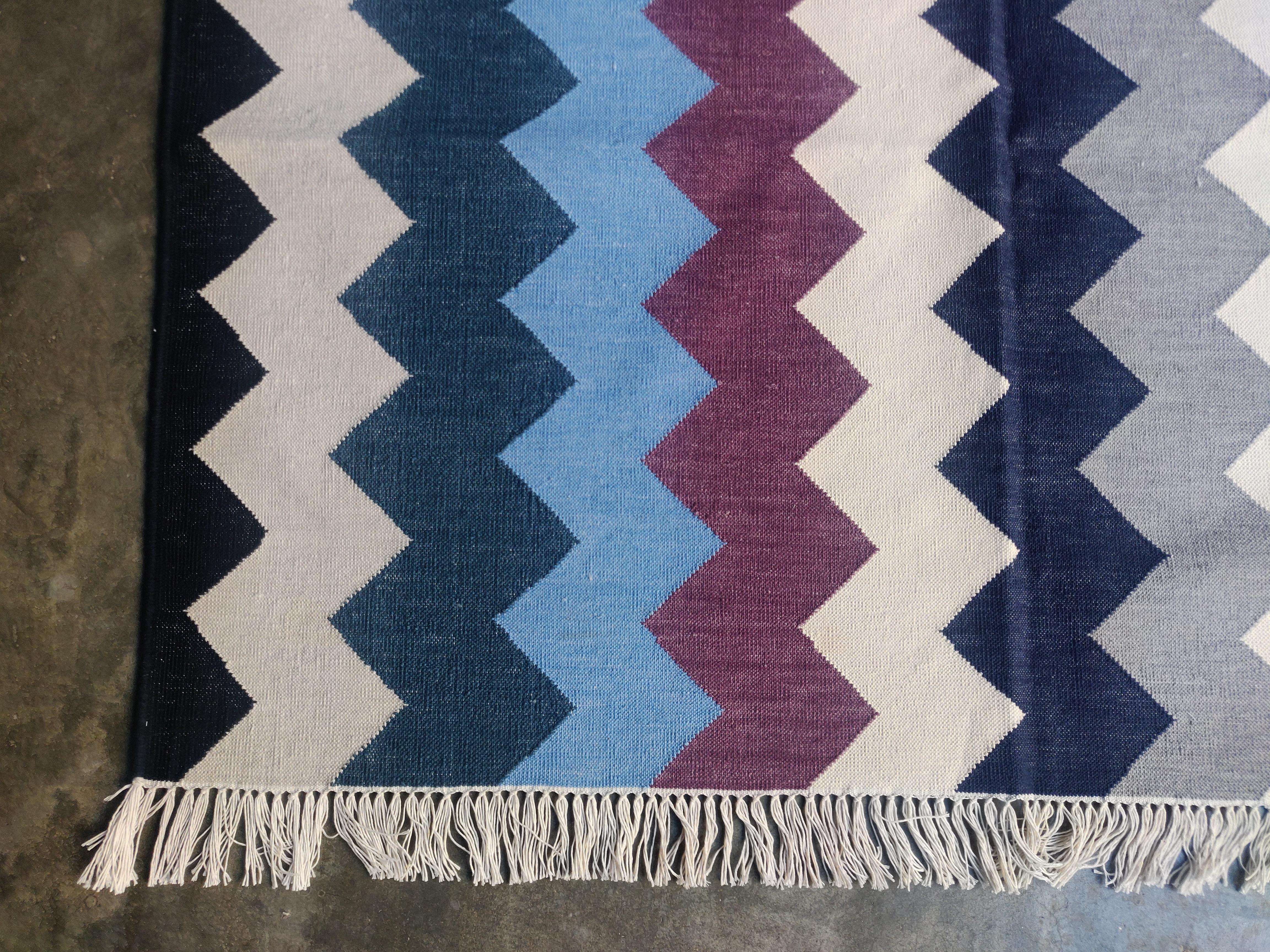 Handgefertigter Flachgewebe-Teppich aus Baumwolle, 4x6 Blau und Weiß gestreifter indischer Dhurrie (21. Jahrhundert und zeitgenössisch) im Angebot