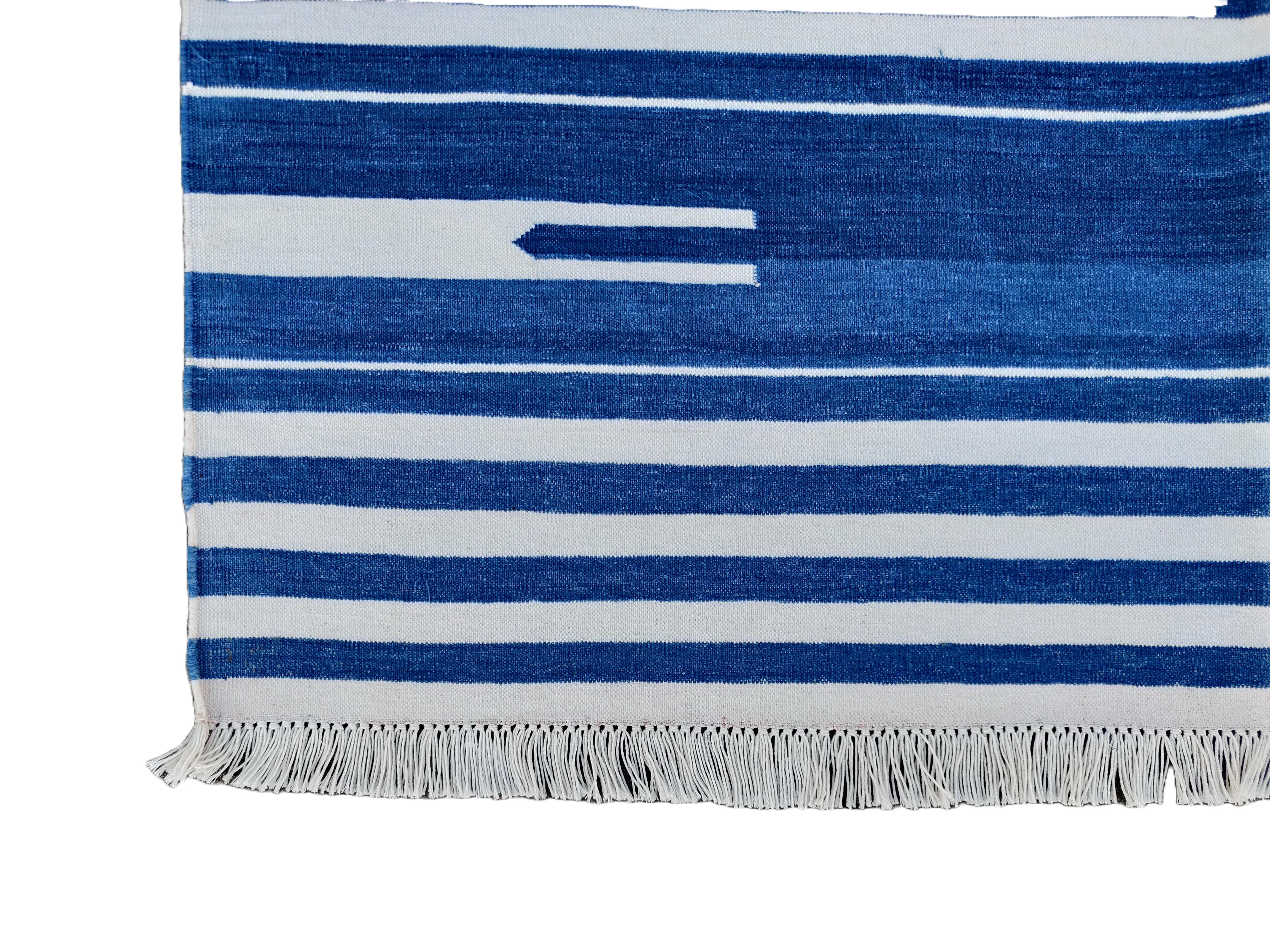 Handgefertigter Flachgewebe-Teppich aus Baumwolle, 4x6 Blau und Weiß gestreifter indischer Dhurrie (21. Jahrhundert und zeitgenössisch) im Angebot