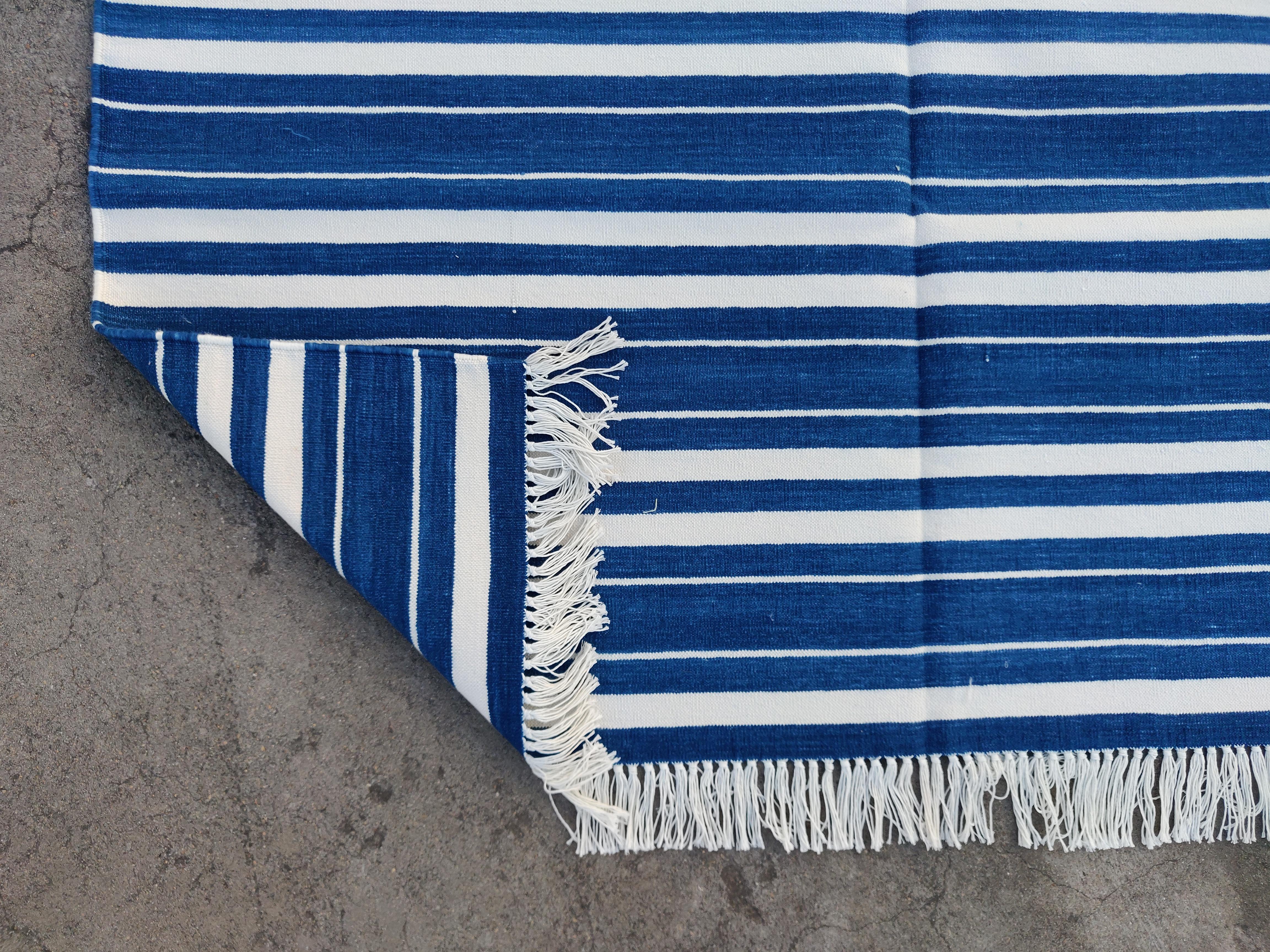 XXIe siècle et contemporain Tapis Dhurrie indien à rayures bleues et blanches fait à la main, 4 x 6 en vente