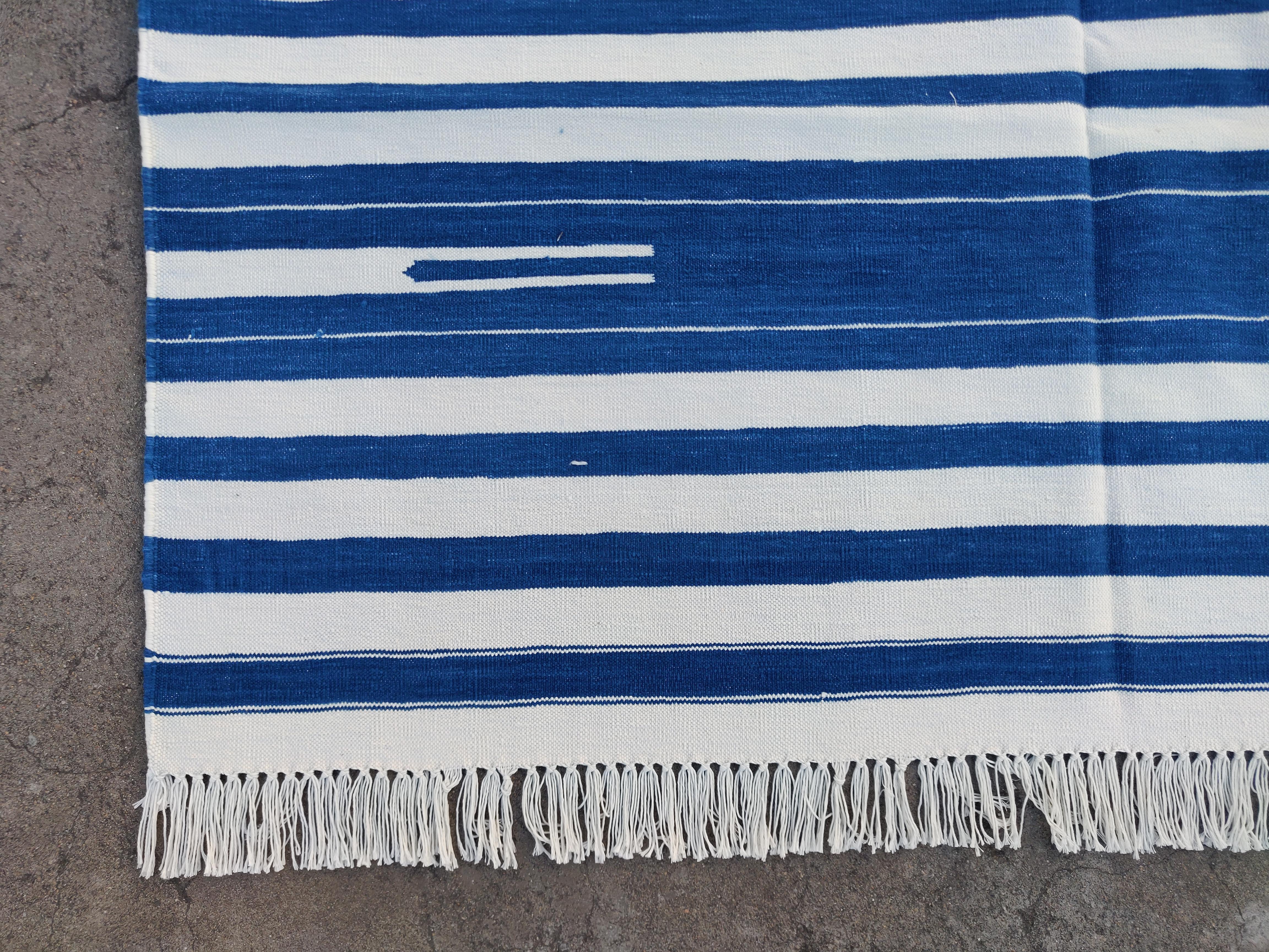 XXIe siècle et contemporain Tapis Dhurrie indien à rayures bleues et blanches fait à la main, 4 x 6 en vente