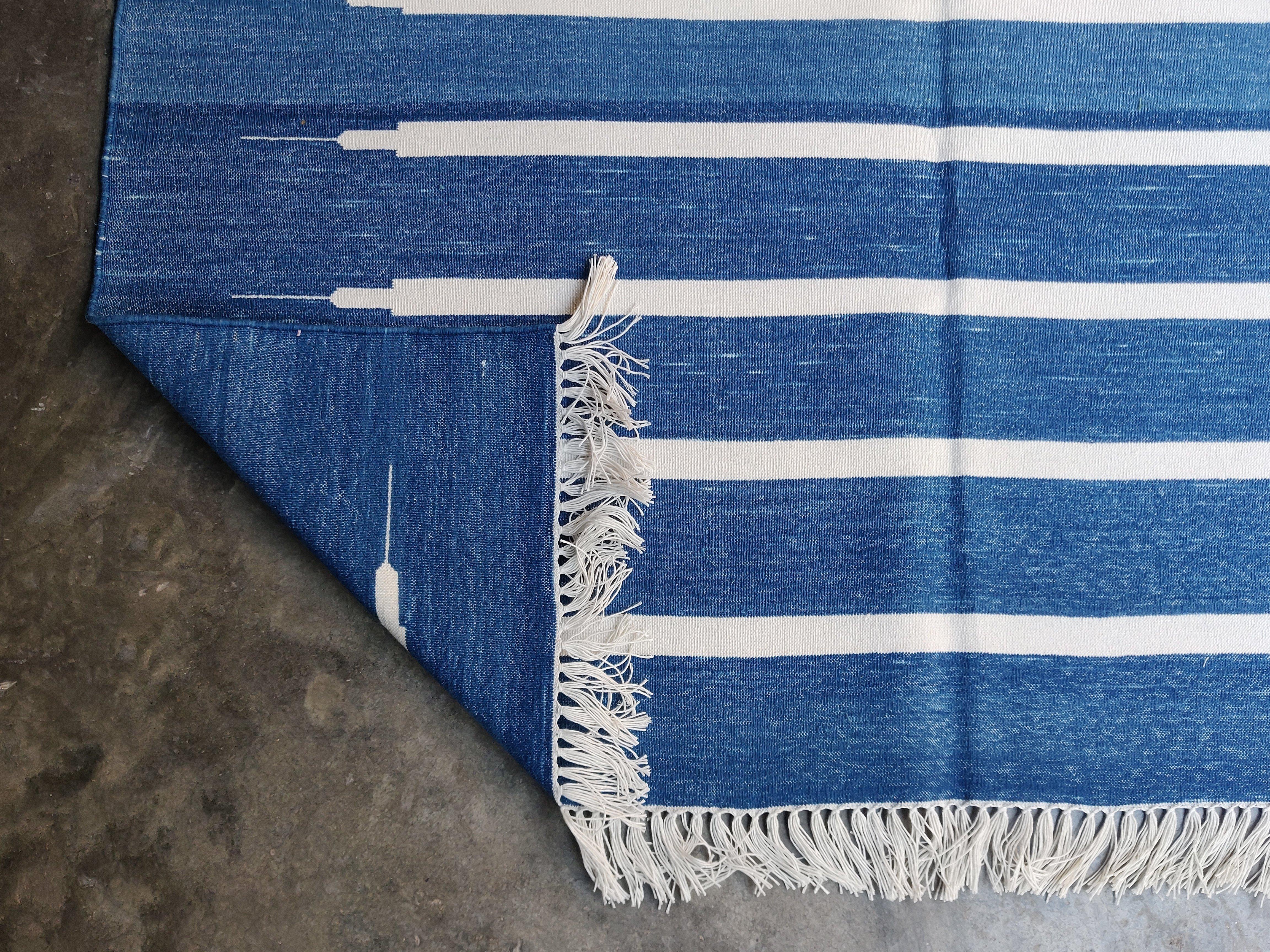 Coton Tapis Dhurrie indien à rayures bleues et blanches fait à la main, 4 x 6 en vente