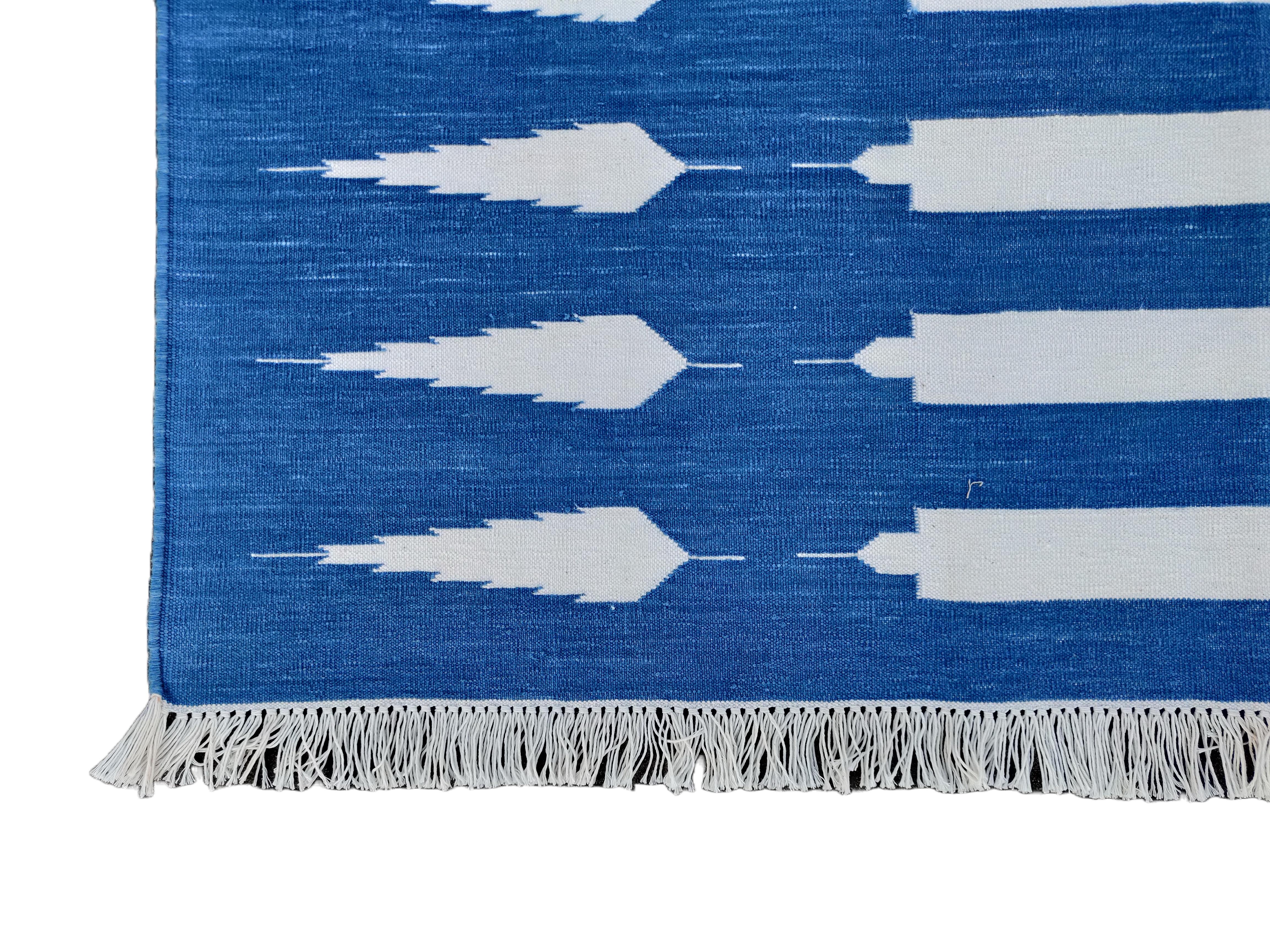 Coton Tapis Dhurrie indien à rayures bleues et blanches fait à la main, 4 x 6 en vente