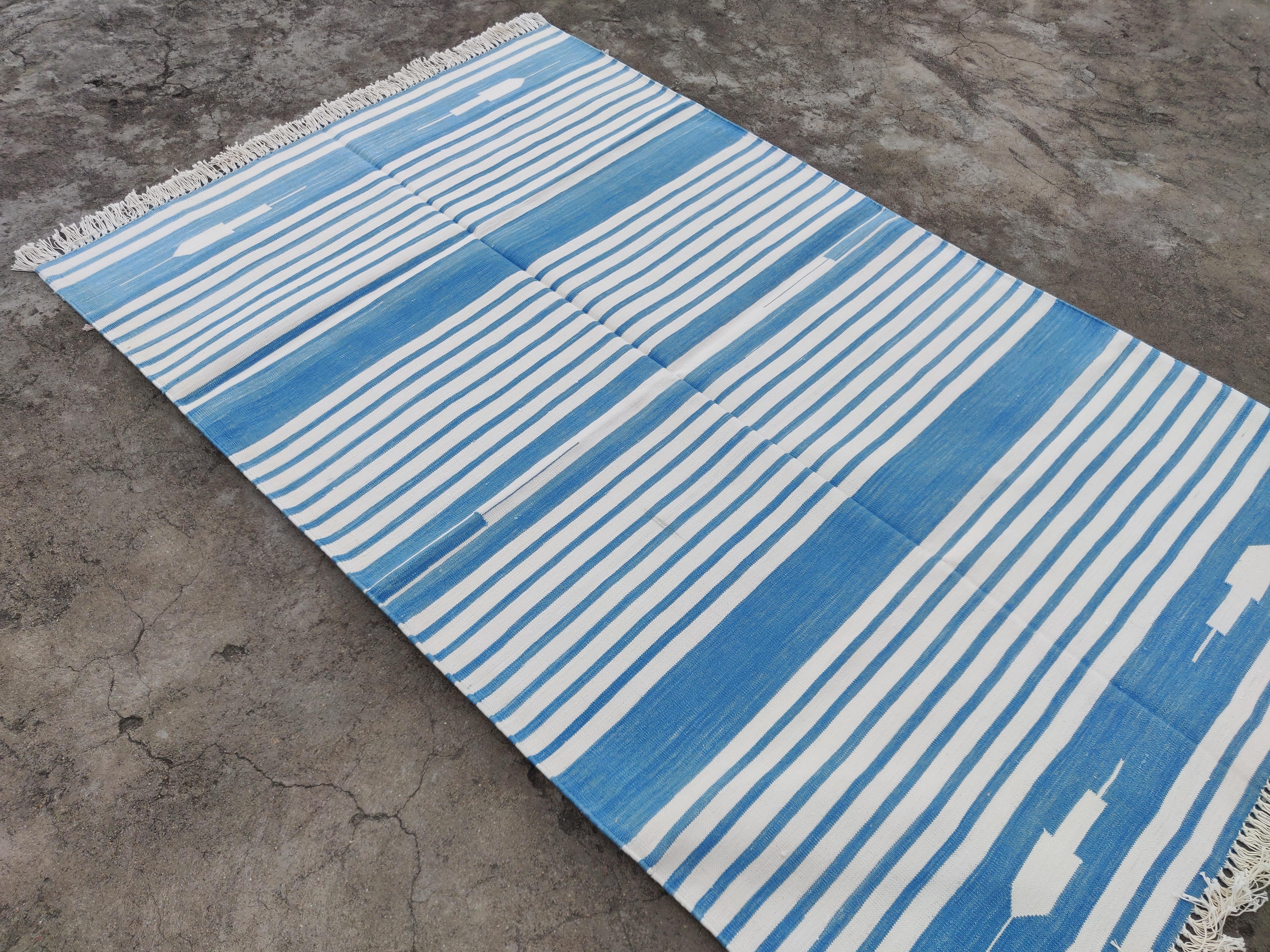 Handgefertigter Flachgewebe-Teppich aus Baumwolle, 4x6 Blau und Weiß gestreifter indischer Dhurrie im Angebot 1