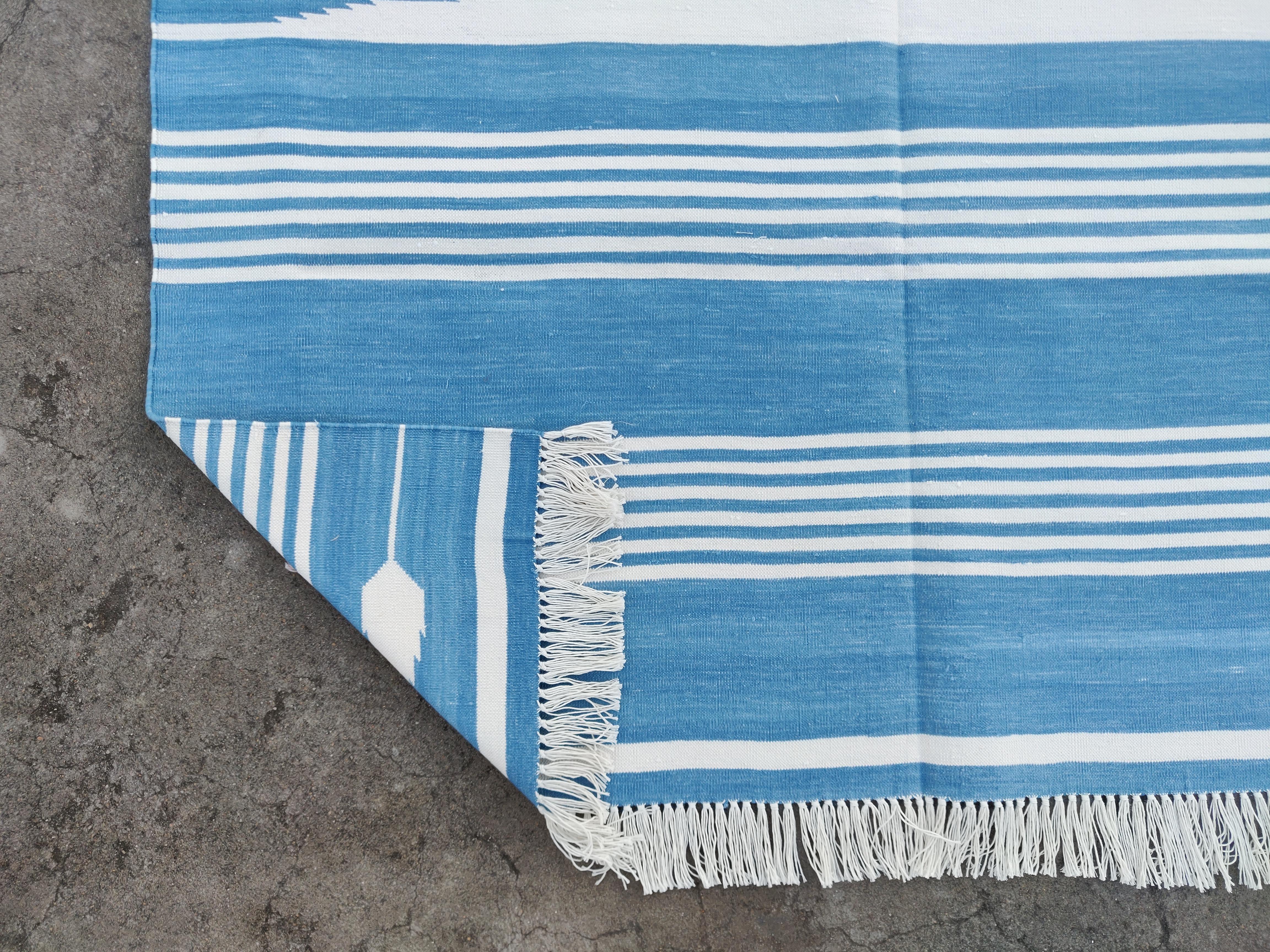 Handgefertigter Flachgewebe-Teppich aus Baumwolle, 4x6 Blau und Weiß gestreifter indischer Dhurrie im Angebot 1