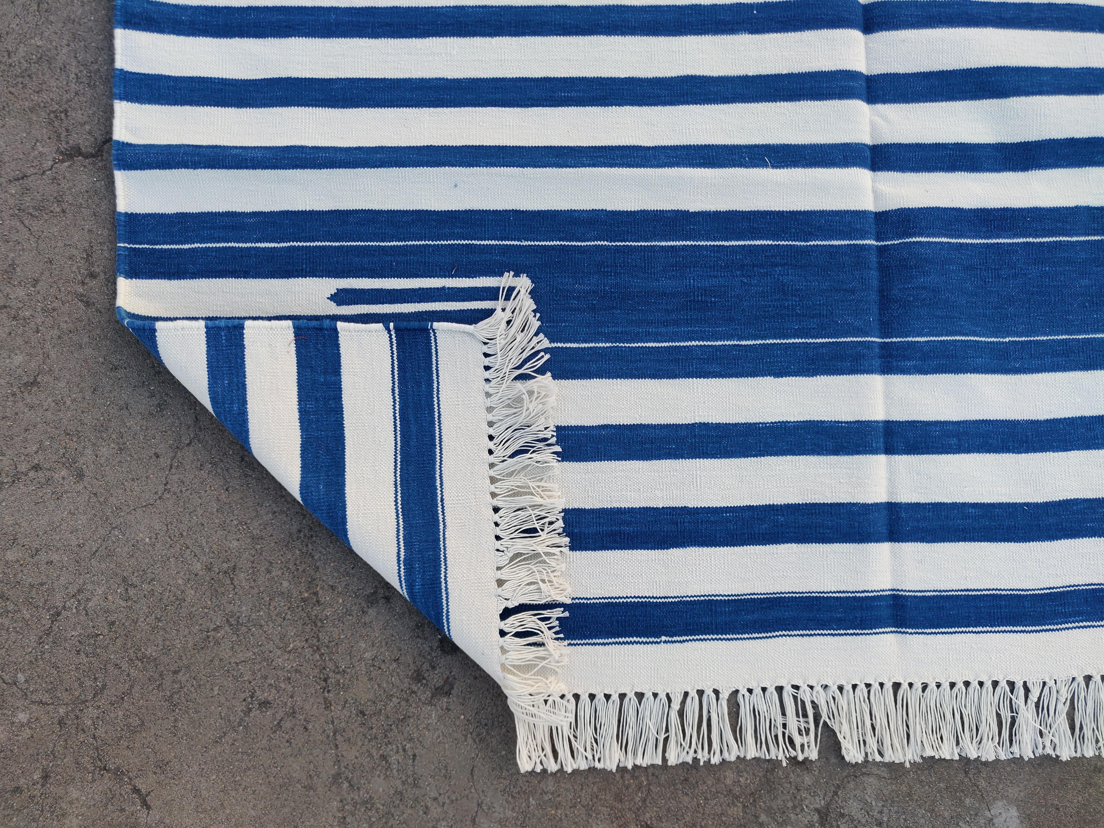 Coton Tapis Dhurrie indien à rayures bleues et blanches fait à la main, 4 x 6 en vente