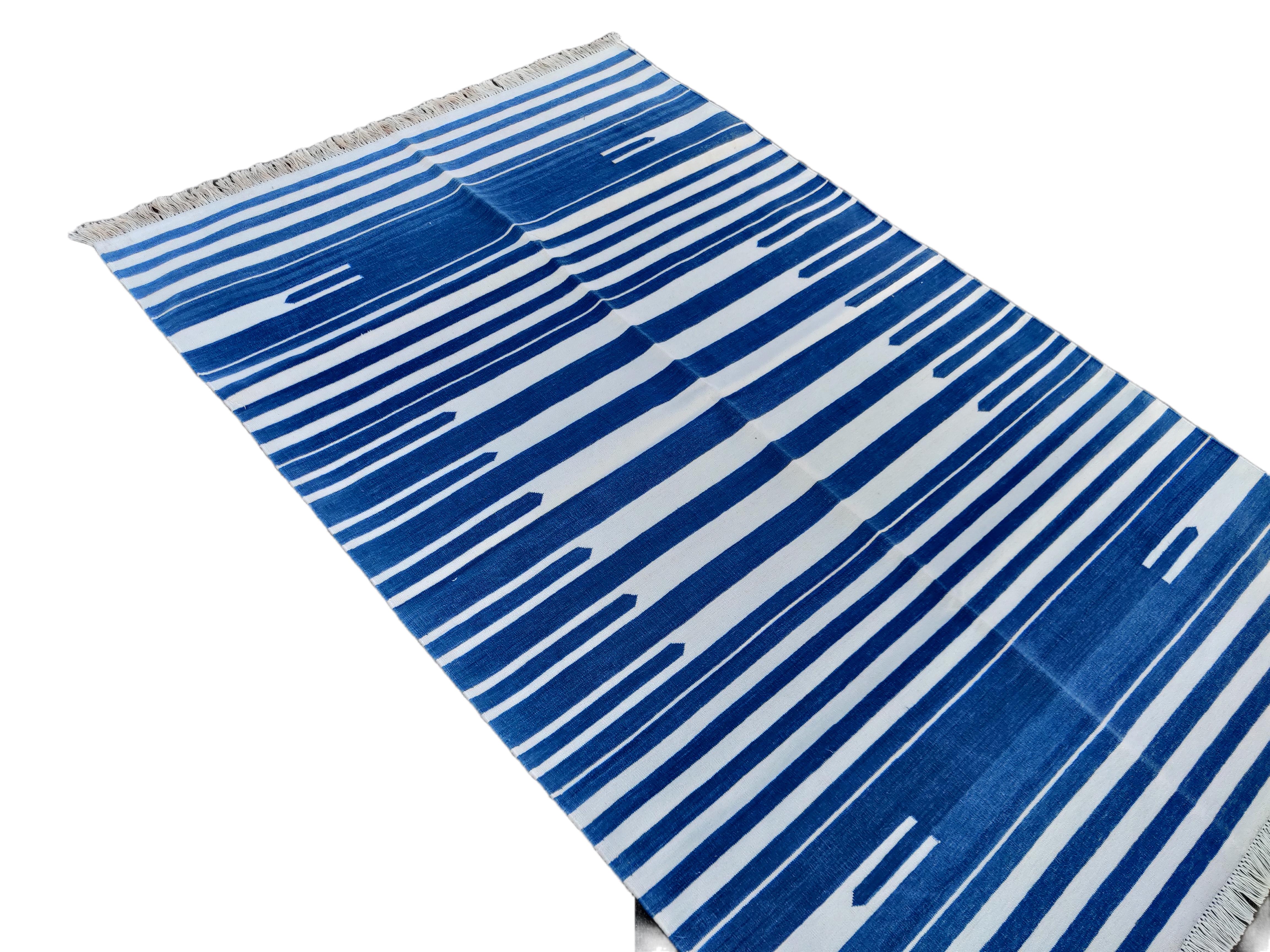 Handgefertigter Flachgewebe-Teppich aus Baumwolle, 4x6 Blau und Weiß gestreifter indischer Dhurrie im Angebot 2