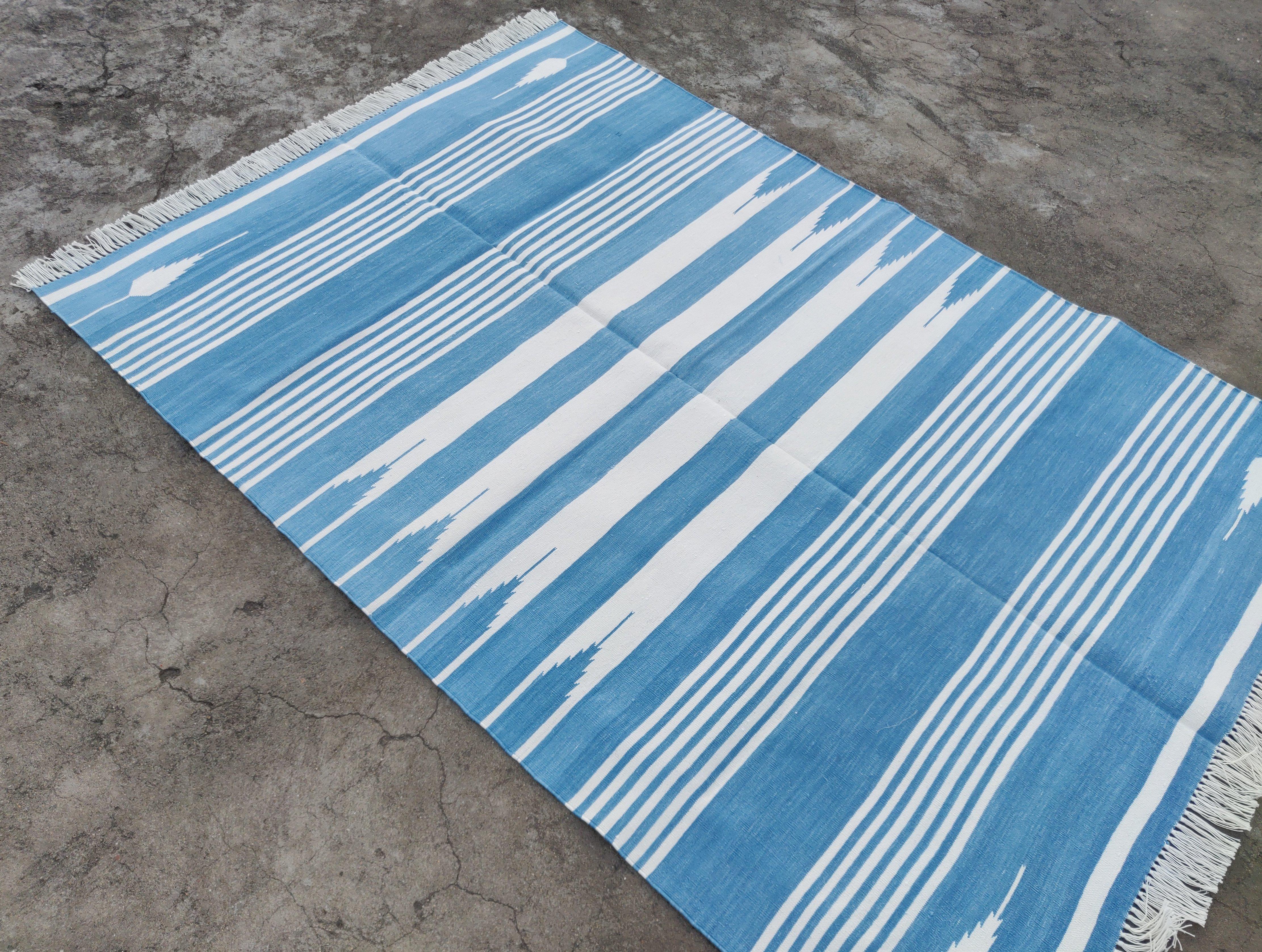 Handgefertigter Flachgewebe-Teppich aus Baumwolle, 4x6 Blau und Weiß gestreifter indischer Dhurrie im Angebot 2