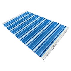 Handgefertigter Flachgewebe-Teppich aus Baumwolle, 4x6 Blau und Weiß gestreifter indischer Dhurrie
