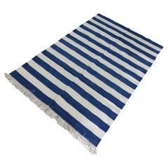 Tapis Dhurrie indien à rayures bleues et blanches fait à la main, 4 x 6