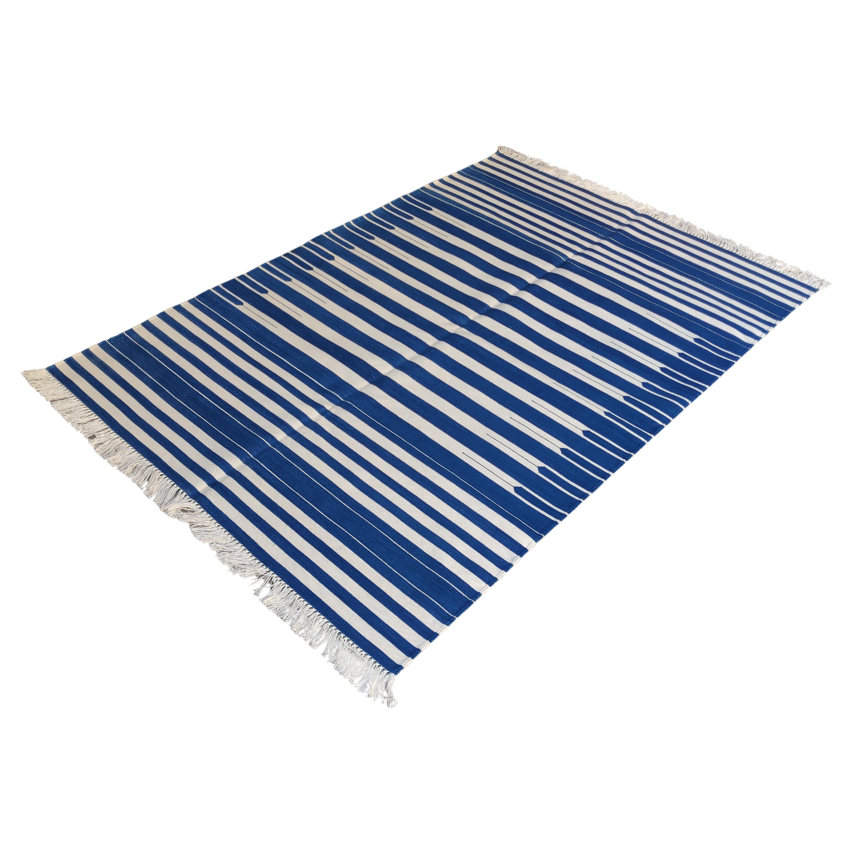 Handgefertigter Flachgewebe-Teppich aus Baumwolle, 4x6 Blau und Weiß gestreifter indischer Dhurrie im Angebot