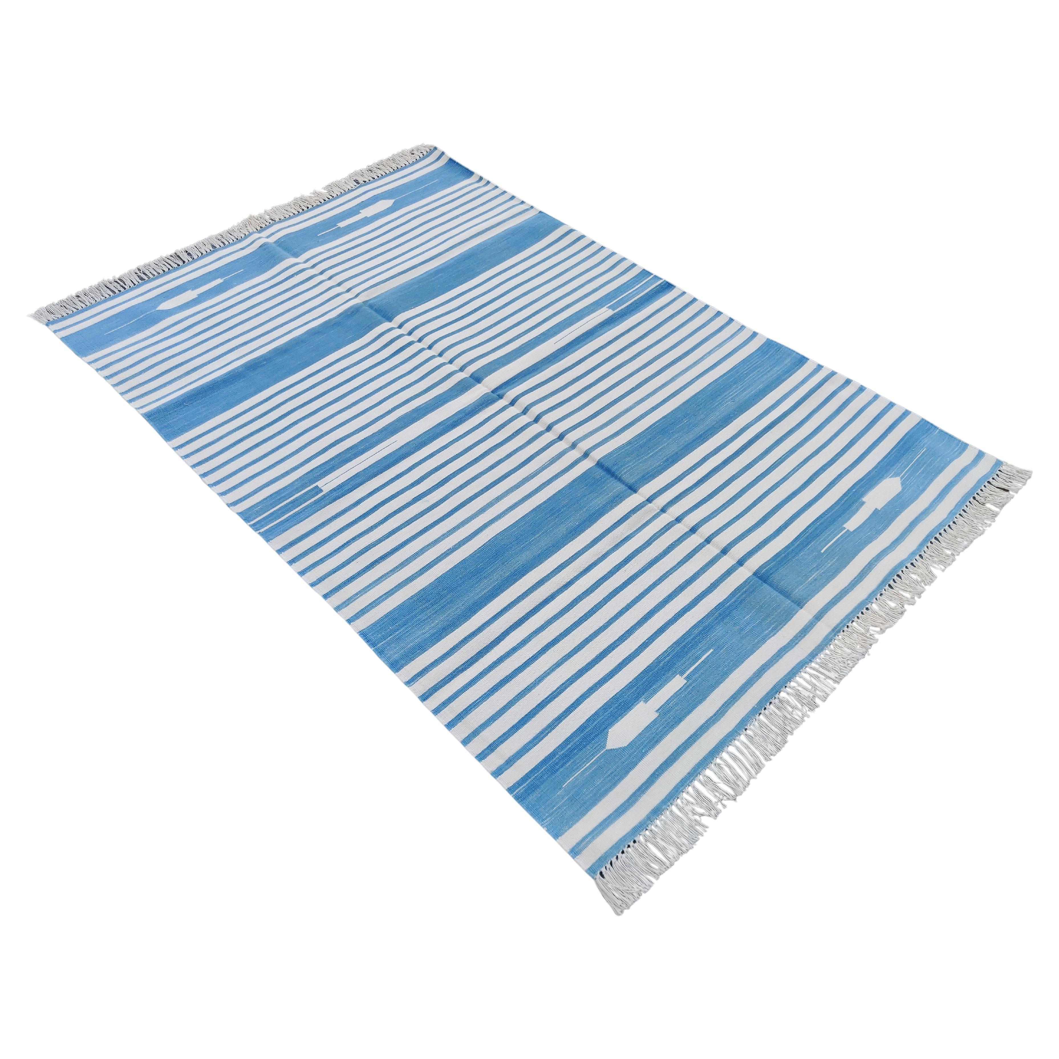 Tappeto a tessitura piatta in cotone fatto a mano, 4x6 a righe bianche e blu, indiano Dhurrie