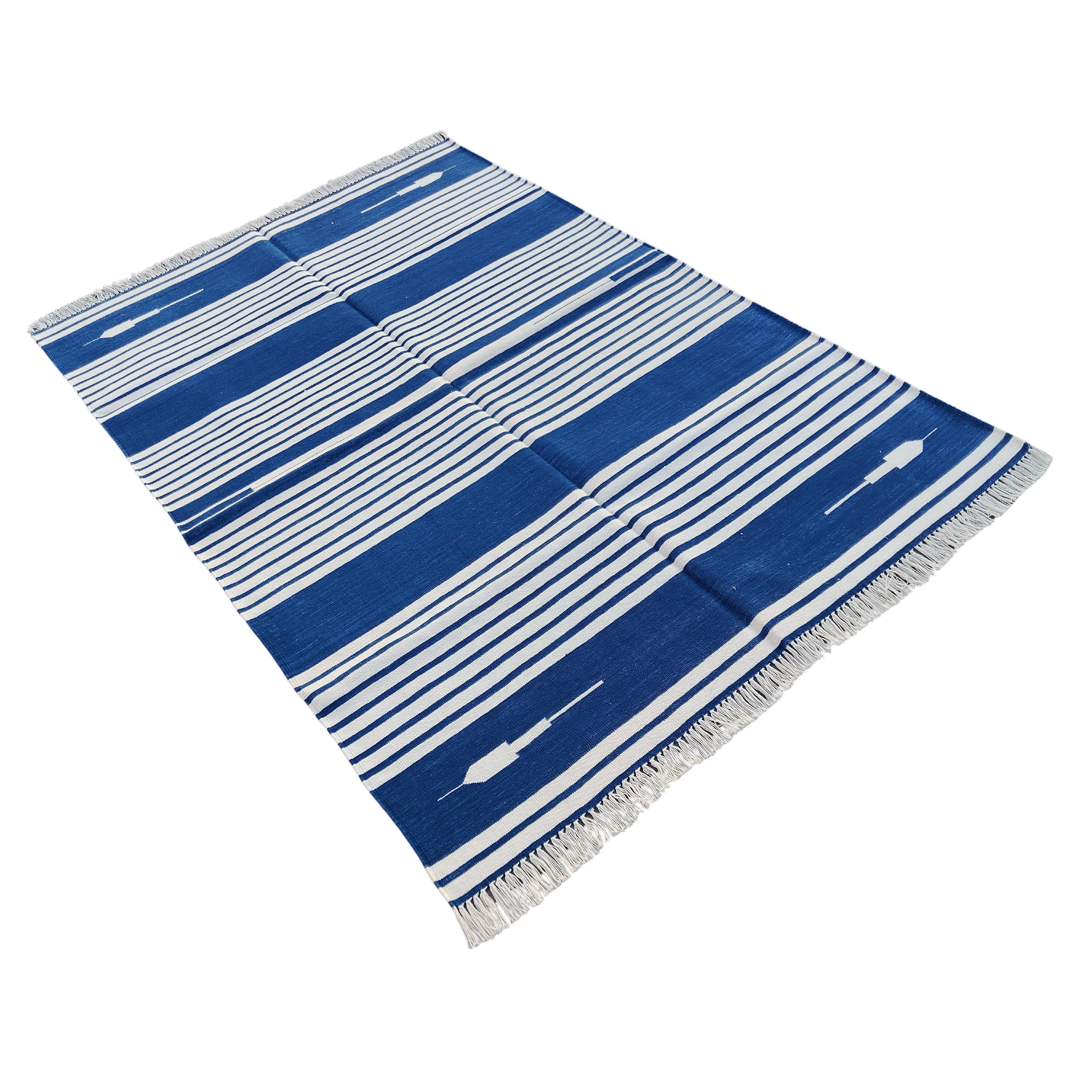 Handgefertigter Flachgewebe-Teppich aus Baumwolle, 4x6 Blau und Weiß gestreifter indischer Dhurrie im Angebot