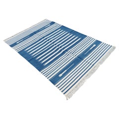 Handgefertigter Flachgewebe-Teppich aus Baumwolle, 4x6 Blau und Weiß gestreifter indischer Dhurrie