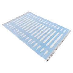 Handgefertigter Flachgewebe-Teppich aus Baumwolle, 4x6 Blau und Weiß gestreifter indischer Dhurrie