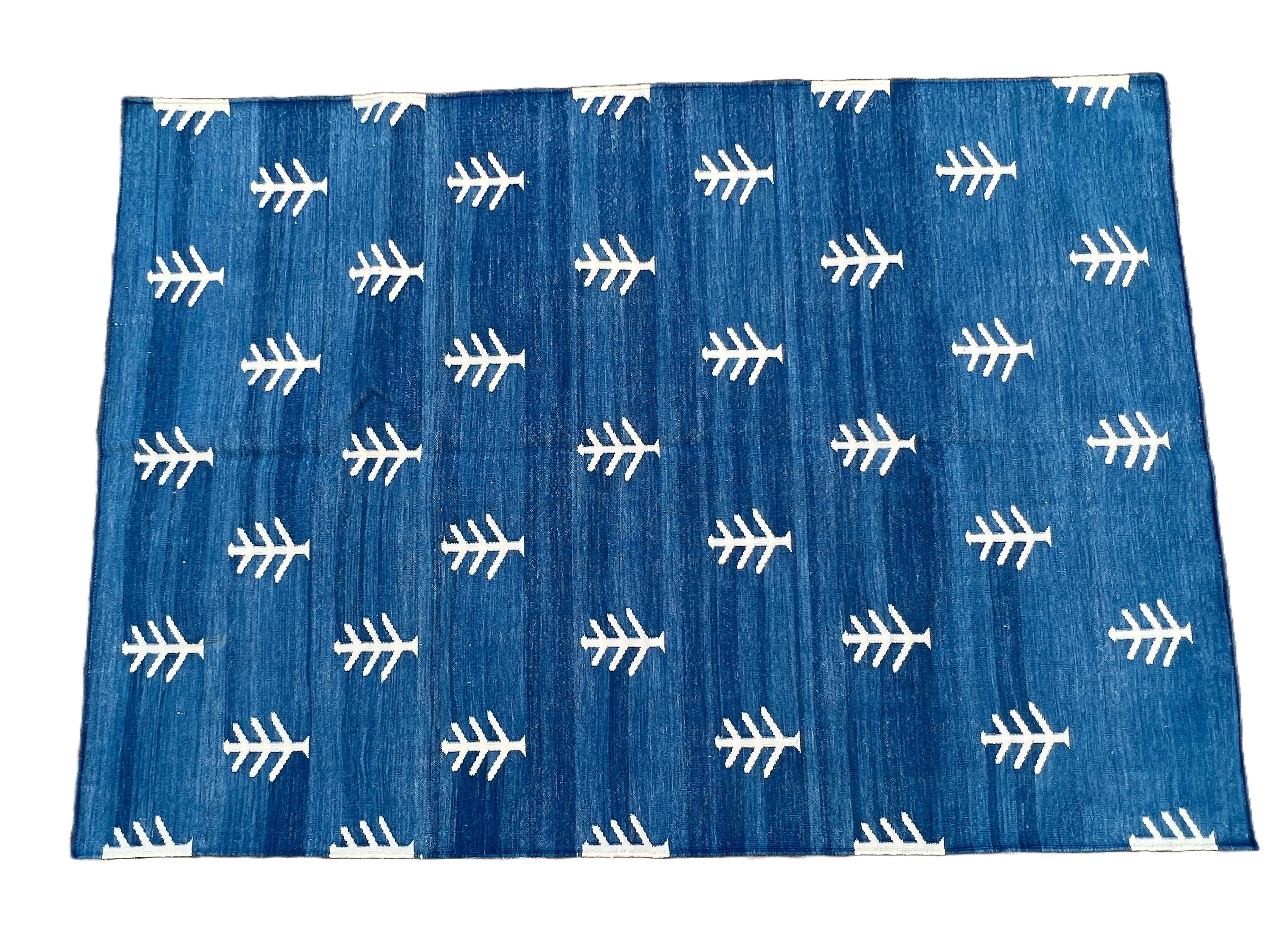 Tappeto a tessitura piatta in cotone fatto a mano, 4x6 blu, Whiting modello albero indiano Dhurrie in vendita 1