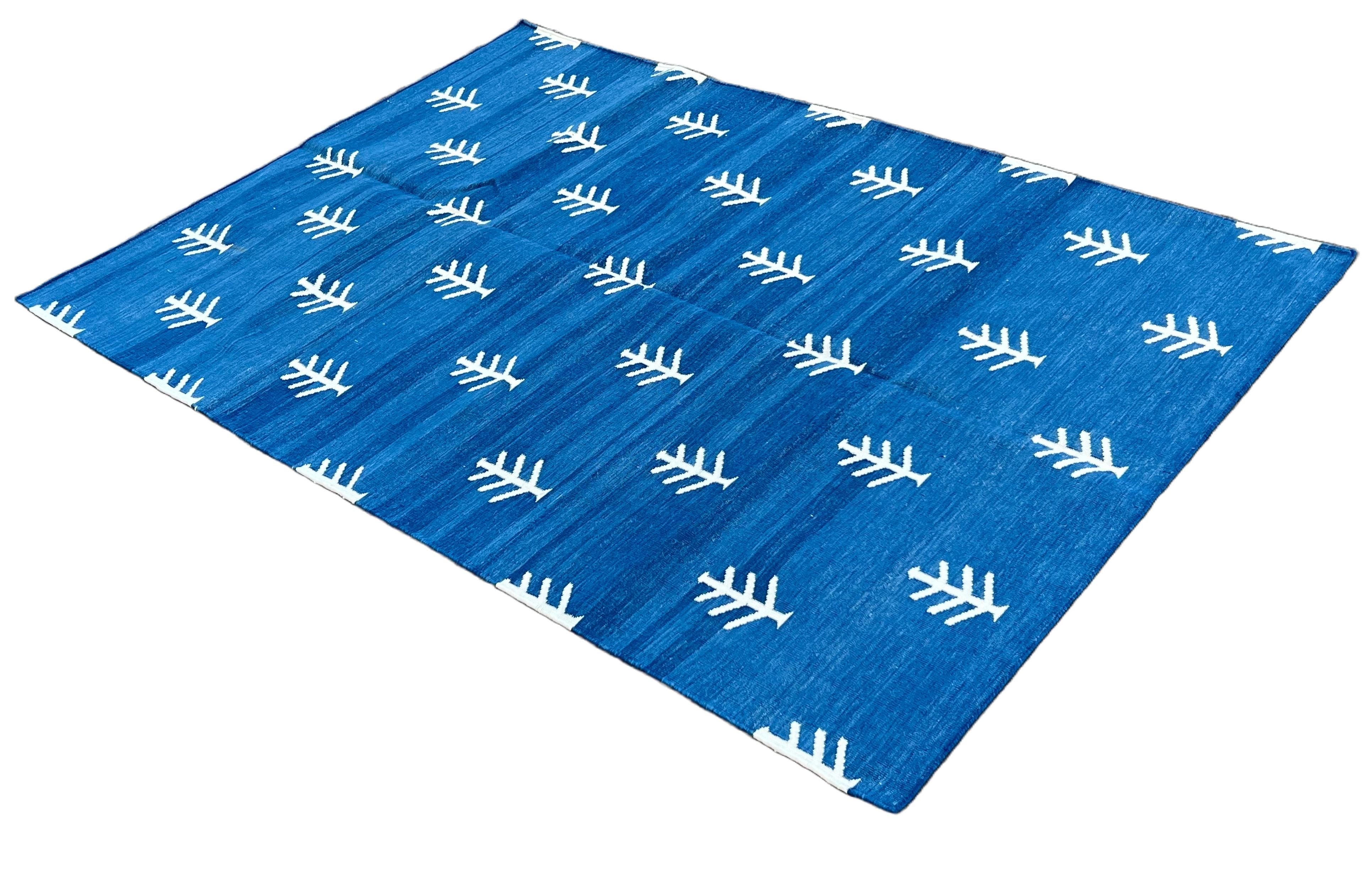 Tappeto indiano reversibile in cotone tinto al vegetale con motivo ad albero blu indaco e bianco - 4'x6'
Queste speciali dhurry a trama piatta sono tessute a mano con un filo di cotone 100% a 15 strati. A causa delle speciali tecniche di produzione