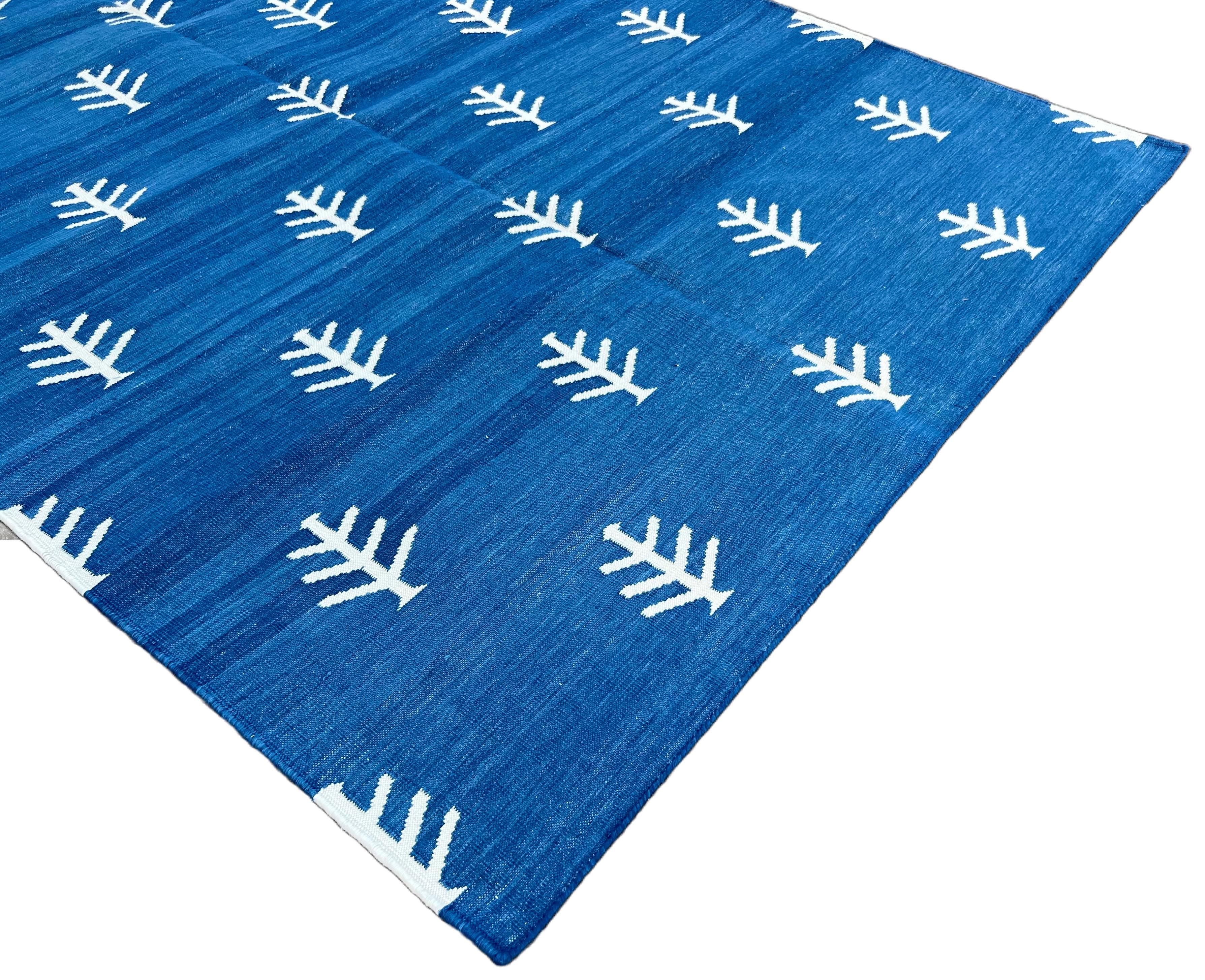 Mid-Century moderno Tappeto a tessitura piatta in cotone fatto a mano, 4x6 blu, Whiting modello albero indiano Dhurrie in vendita