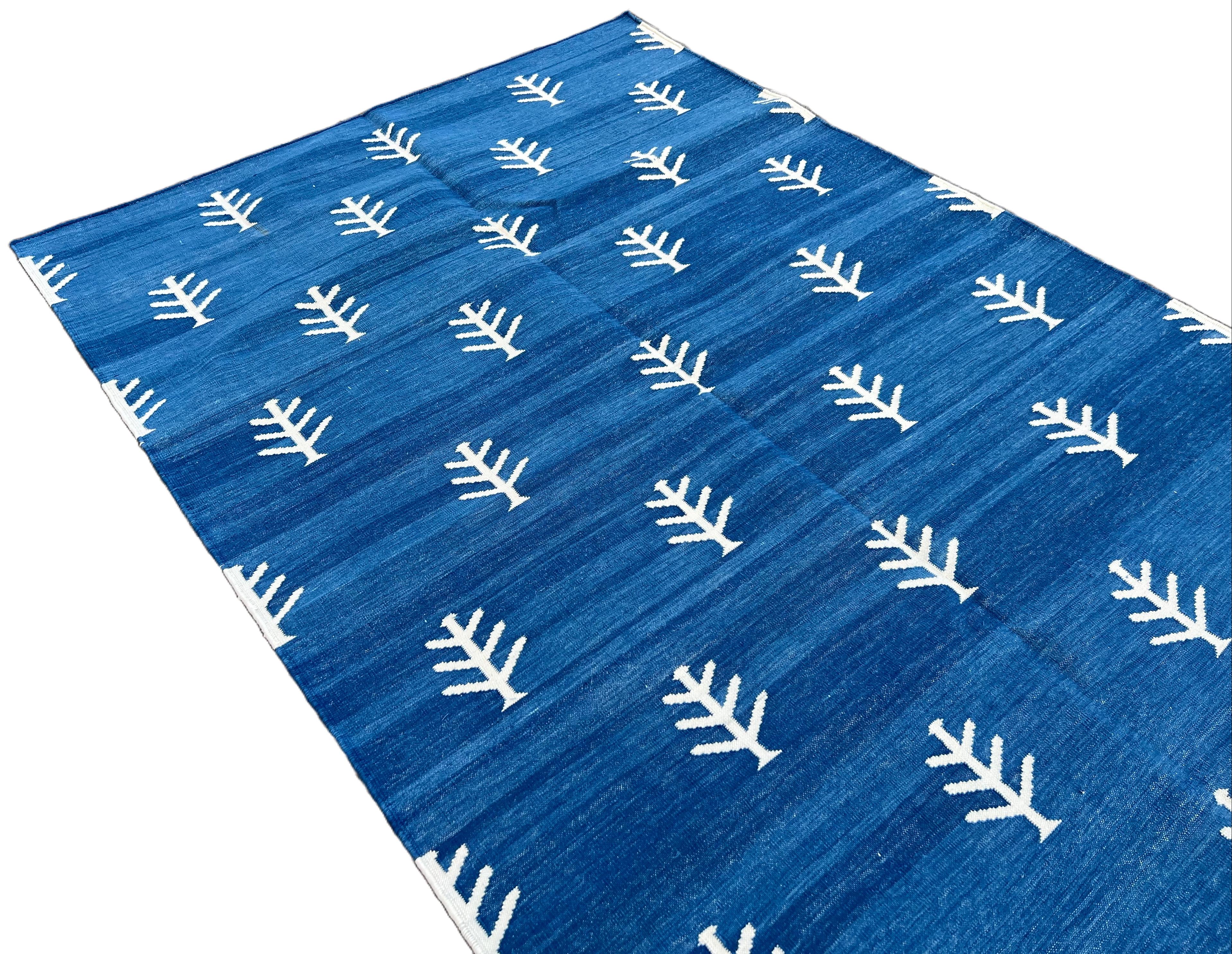 Indiano Tappeto a tessitura piatta in cotone fatto a mano, 4x6 blu, Whiting modello albero indiano Dhurrie in vendita