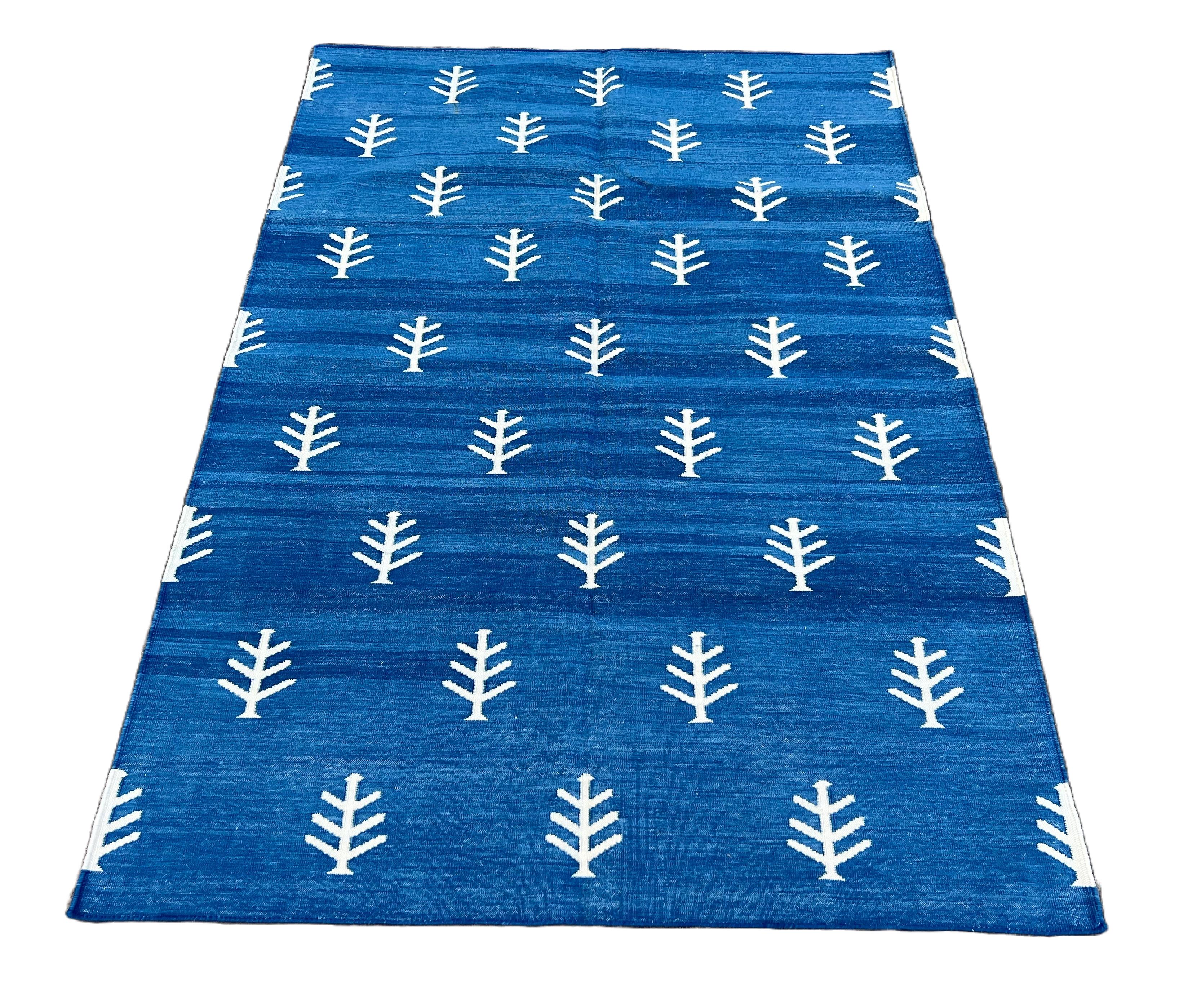 Tessuto a mano Tappeto a tessitura piatta in cotone fatto a mano, 4x6 blu, Whiting modello albero indiano Dhurrie in vendita
