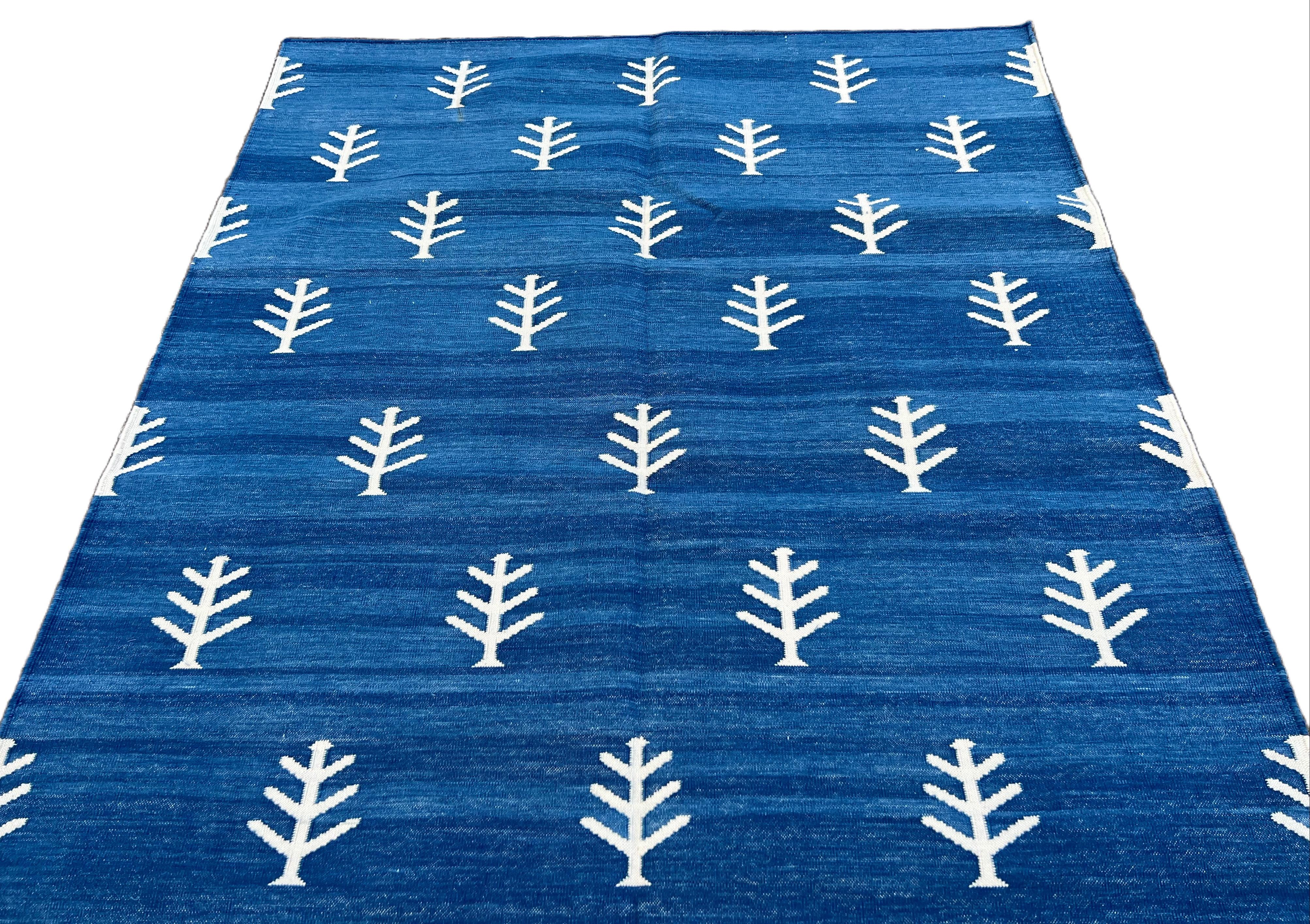 Handgefertigter flacher Baumwollteppich mit Flachgewebe-Teppich, 4x6 Blaues, weißes Baummuster Indische Dhurrie (Baumwolle) im Angebot