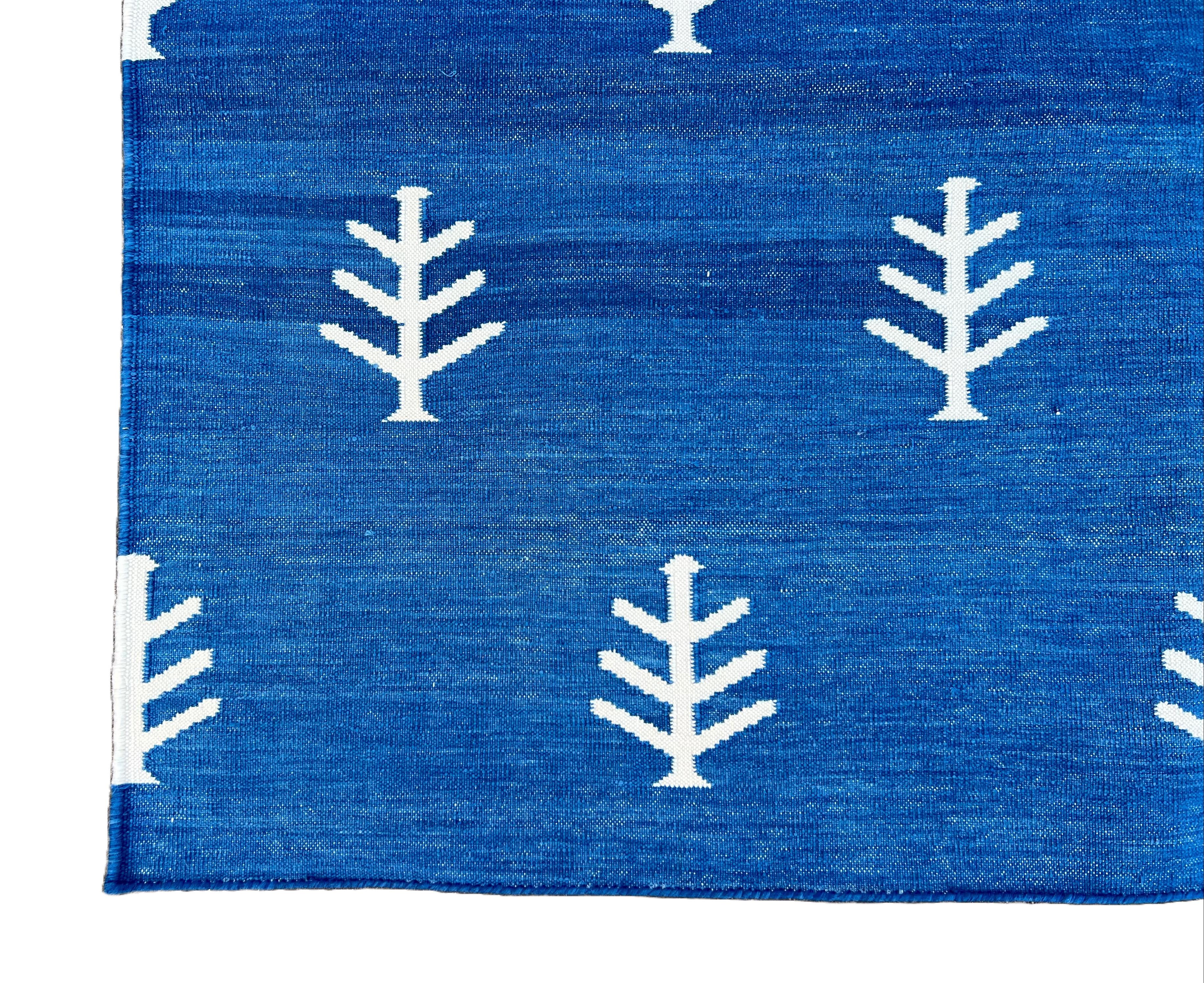 XXI secolo e contemporaneo Tappeto a tessitura piatta in cotone fatto a mano, 4x6 blu, Whiting modello albero indiano Dhurrie in vendita