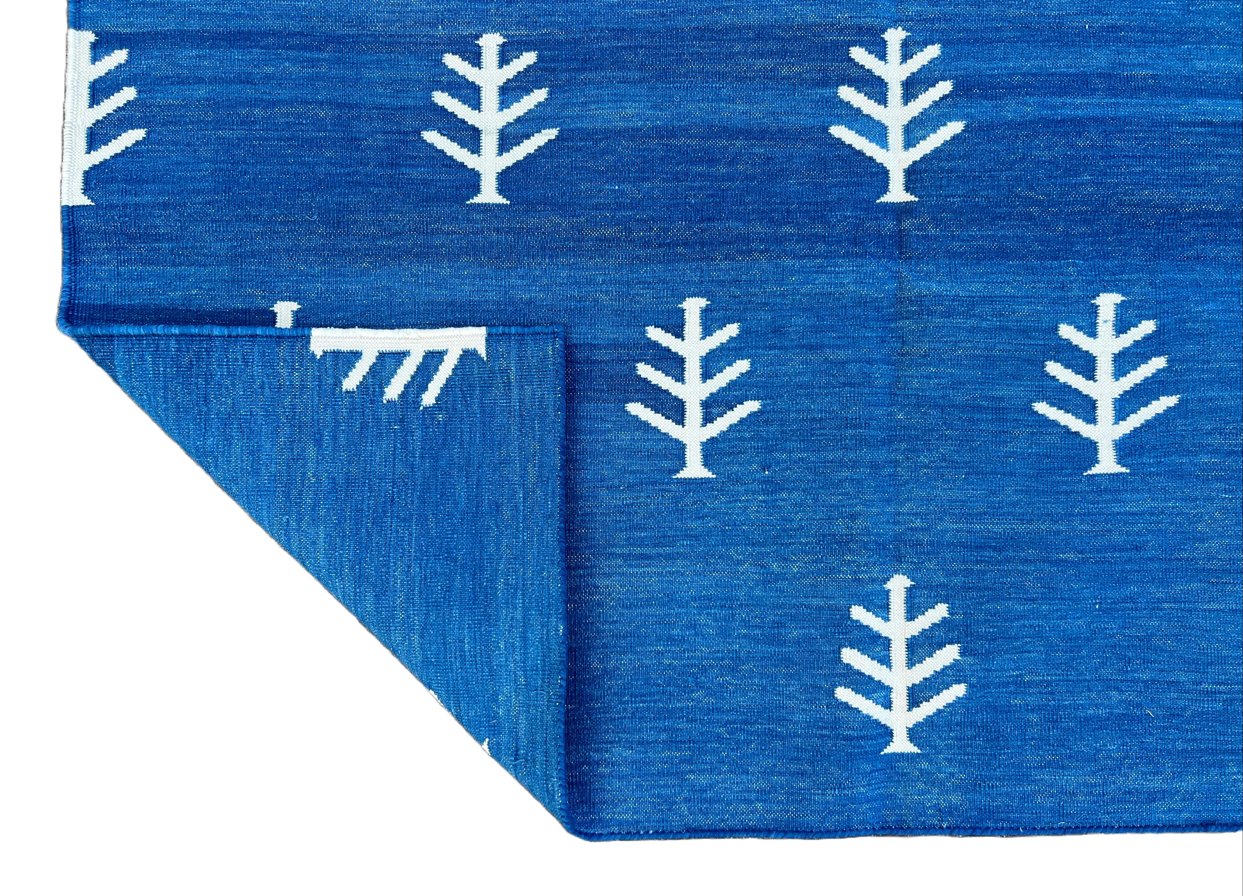 Cotone Tappeto a tessitura piatta in cotone fatto a mano, 4x6 blu, Whiting modello albero indiano Dhurrie in vendita