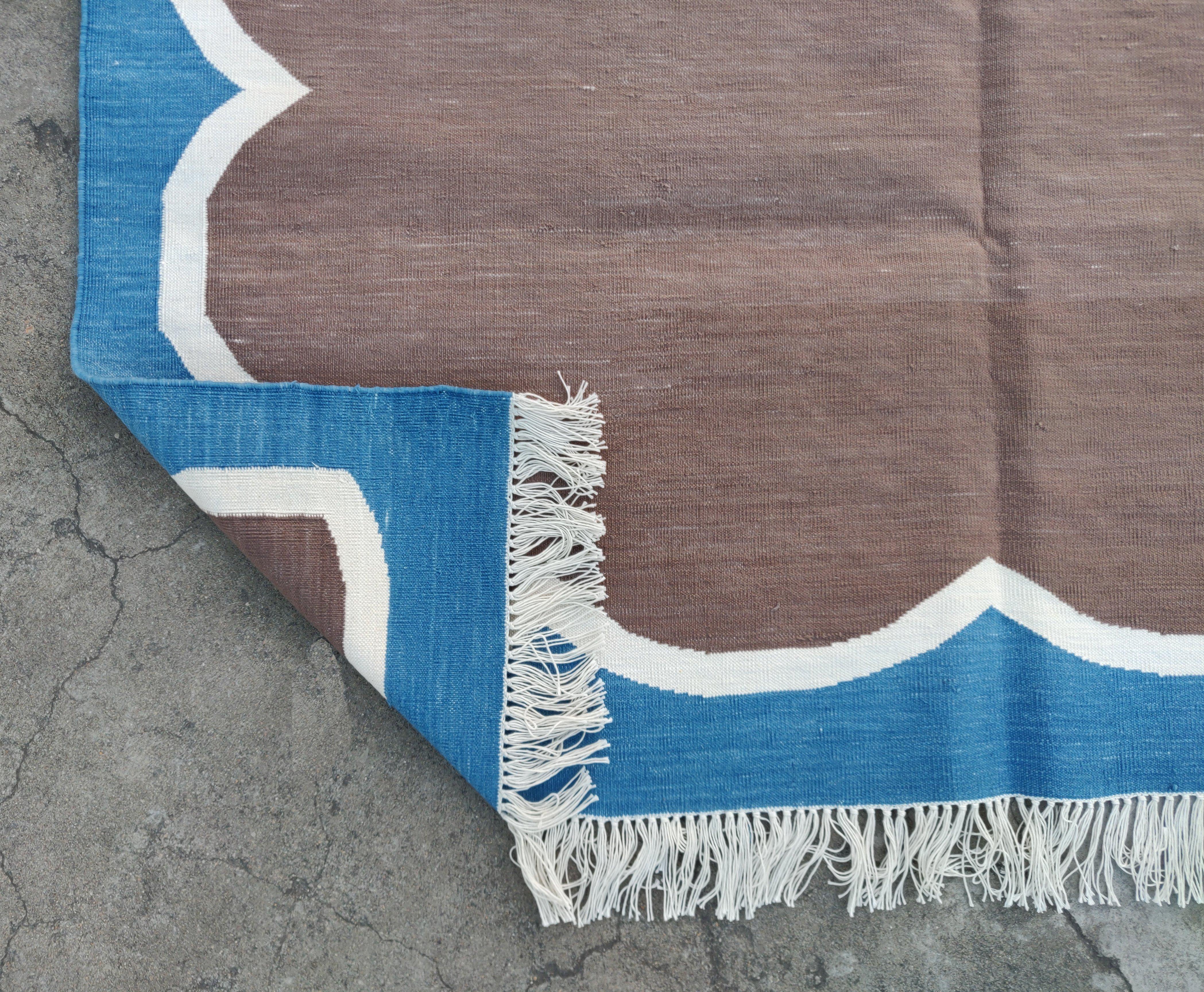Handmade Cotton Area Flat Weave Rug, 4x6 Brown And Blue Scalloped Indian Dhurrie im Angebot 2