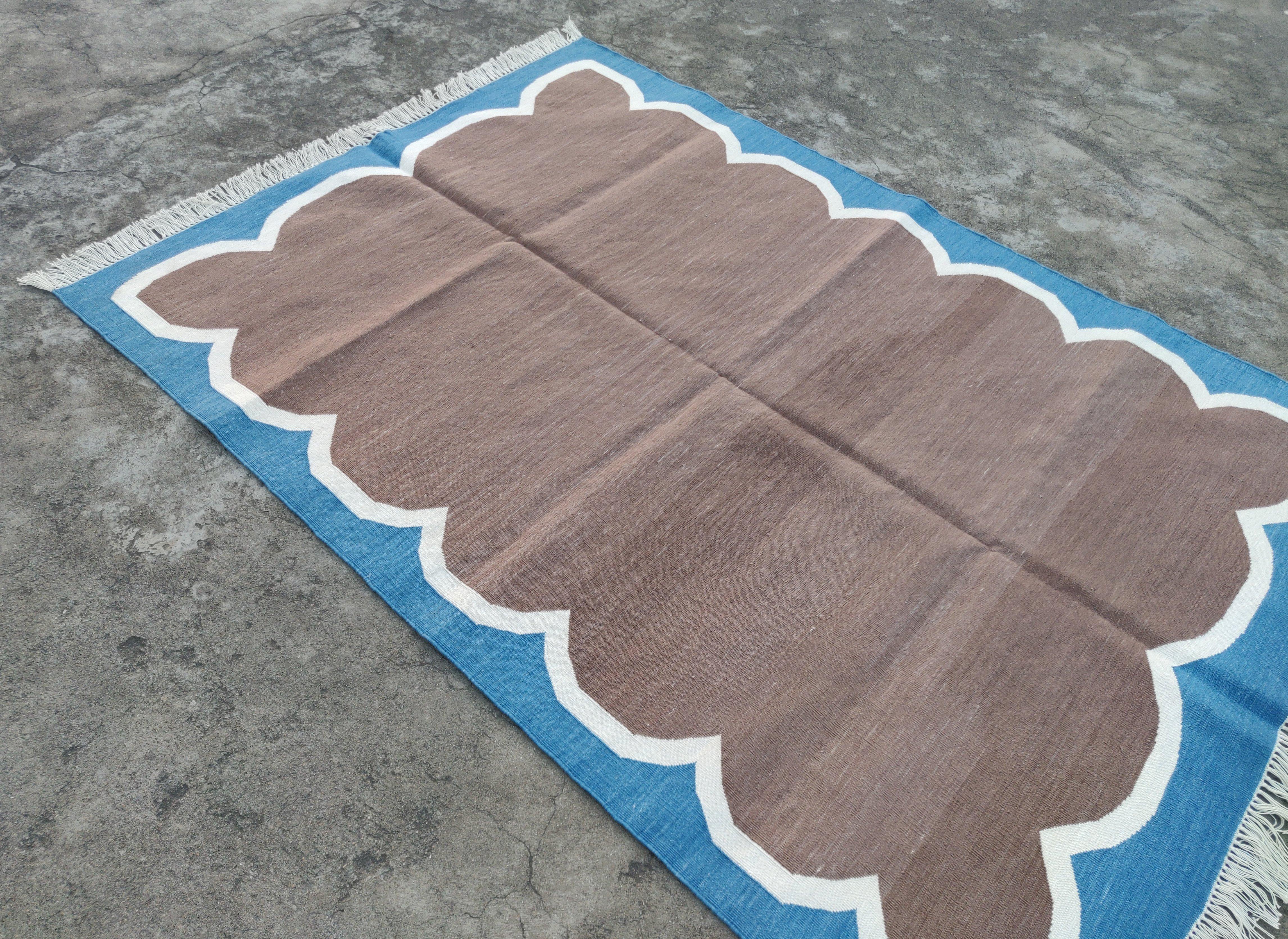Handmade Cotton Area Flat Weave Rug, 4x6 Brown And Blue Scalloped Indian Dhurrie For Sale 5
