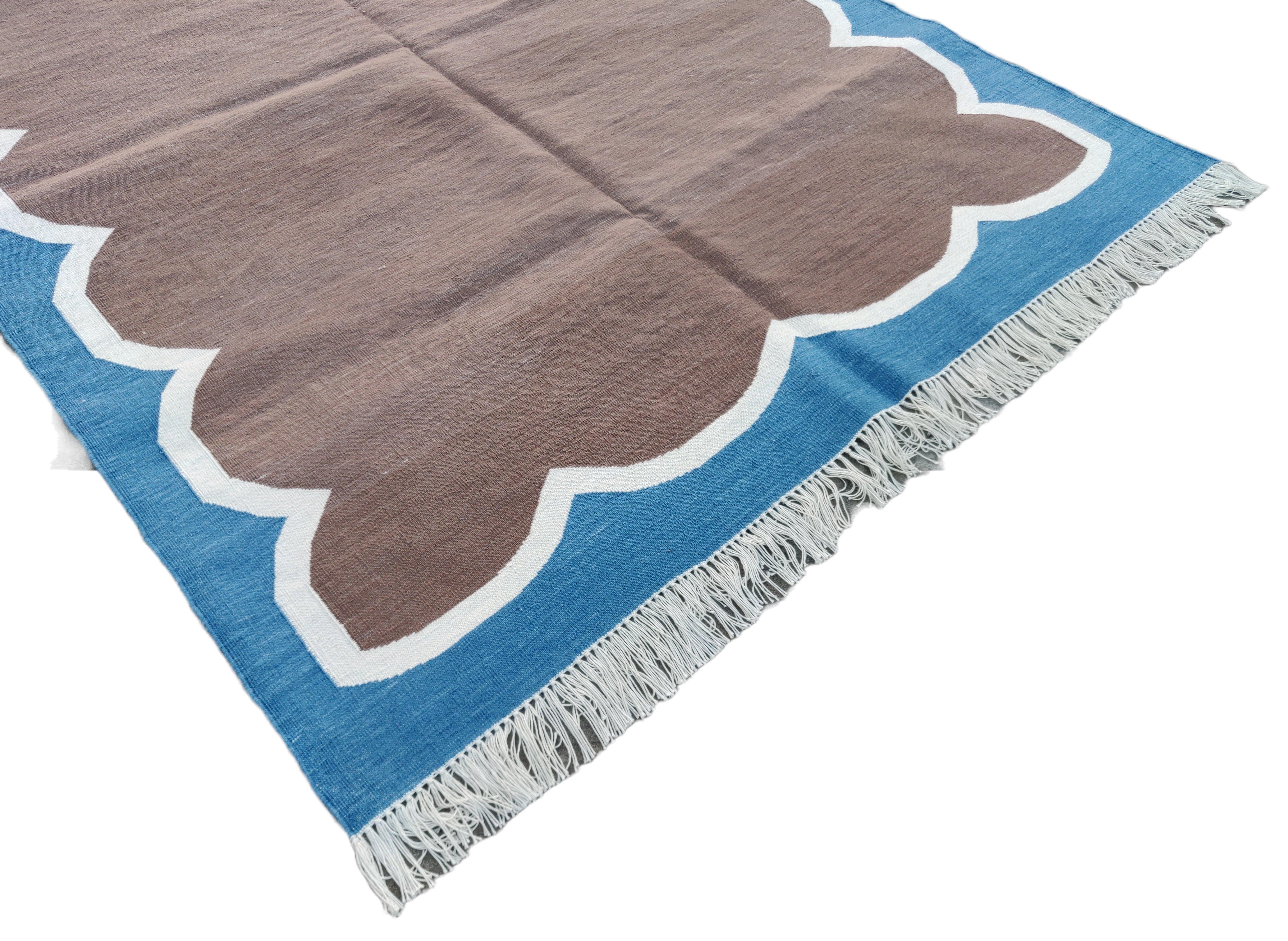 Mid-Century Modern Handmade Cotton Area Flat Weave Rug, 4x6 Brown And Blue Scalloped Indian Dhurrie For Sale