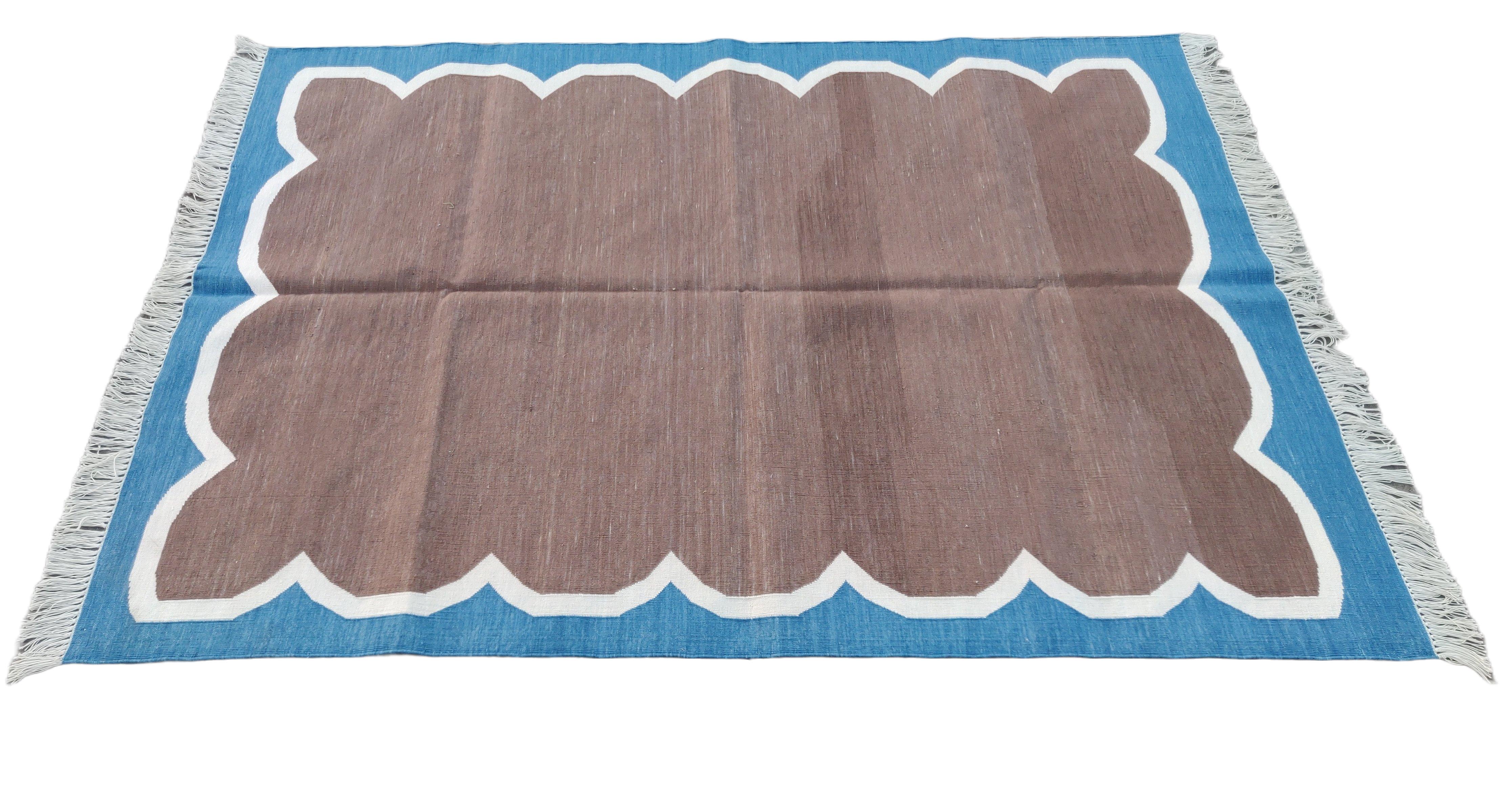 Hand-Woven Handmade Cotton Area Flat Weave Rug, 4x6 Brown And Blue Scalloped Indian Dhurrie For Sale