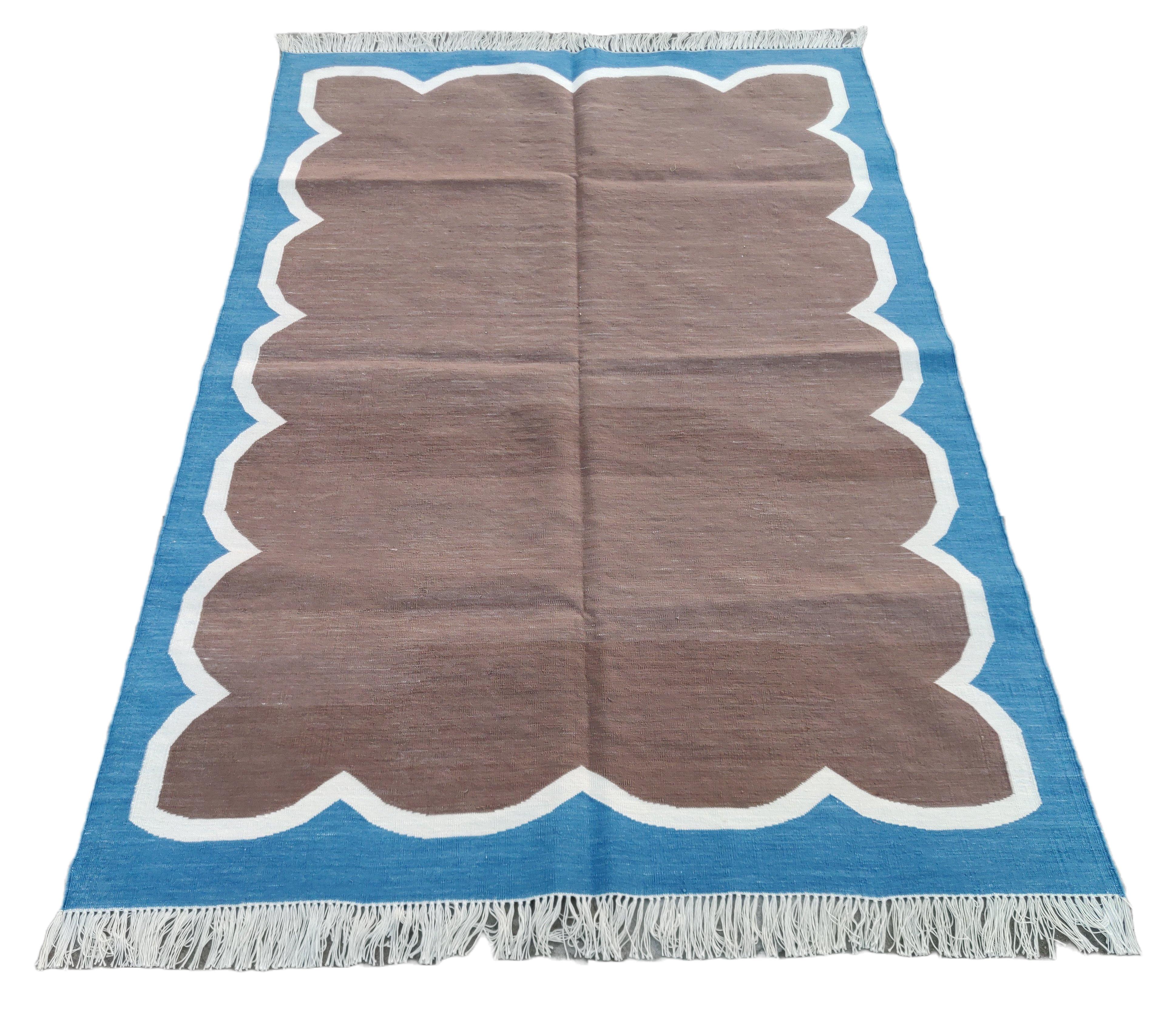 Handmade Cotton Area Flat Weave Rug, 4x6 Brown And Blue Scalloped Indian Dhurrie In New Condition For Sale In Jaipur, IN