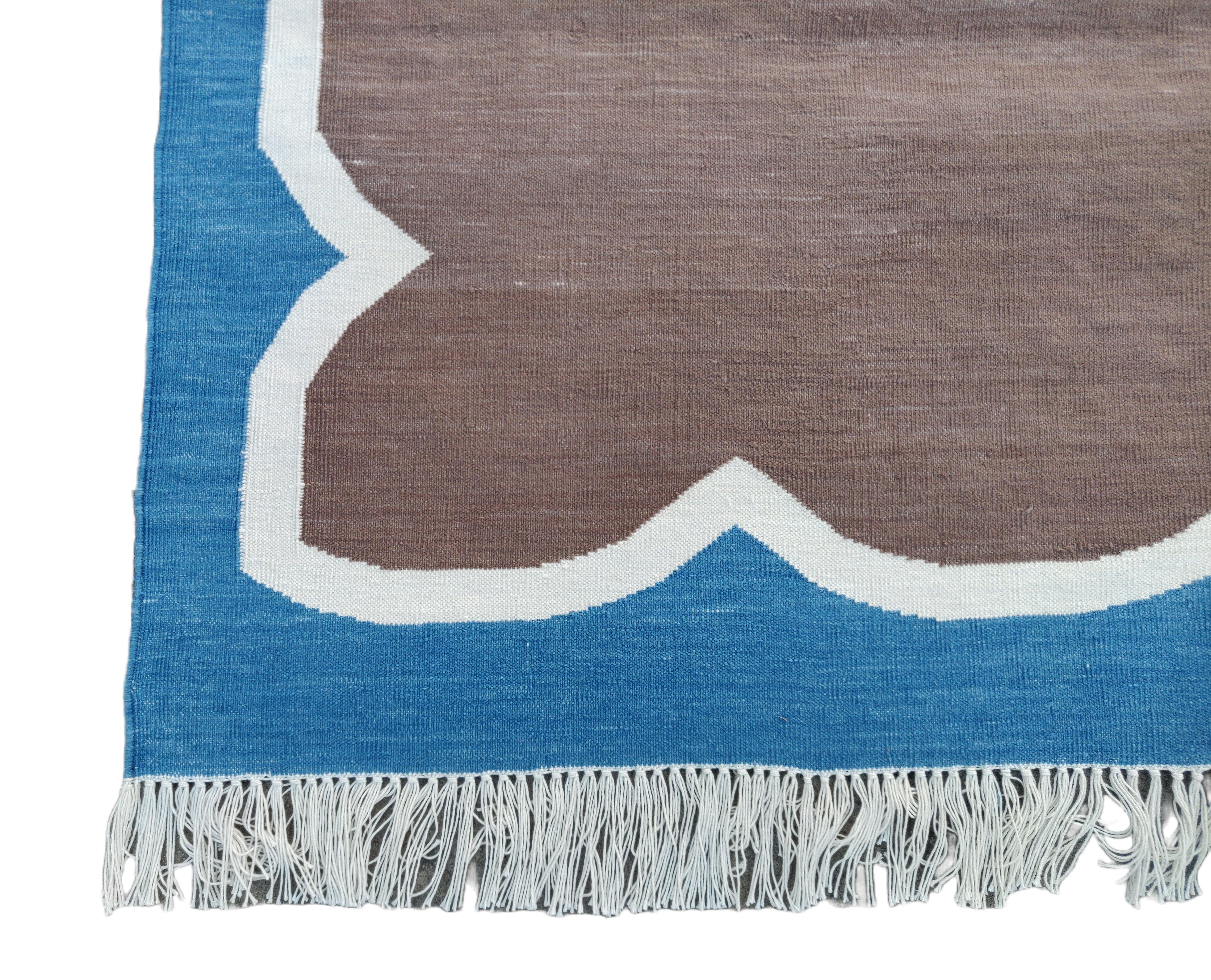 Handmade Cotton Area Flat Weave Rug, 4x6 Brown And Blue Scalloped Indian Dhurrie im Zustand „Neu“ im Angebot in Jaipur, IN