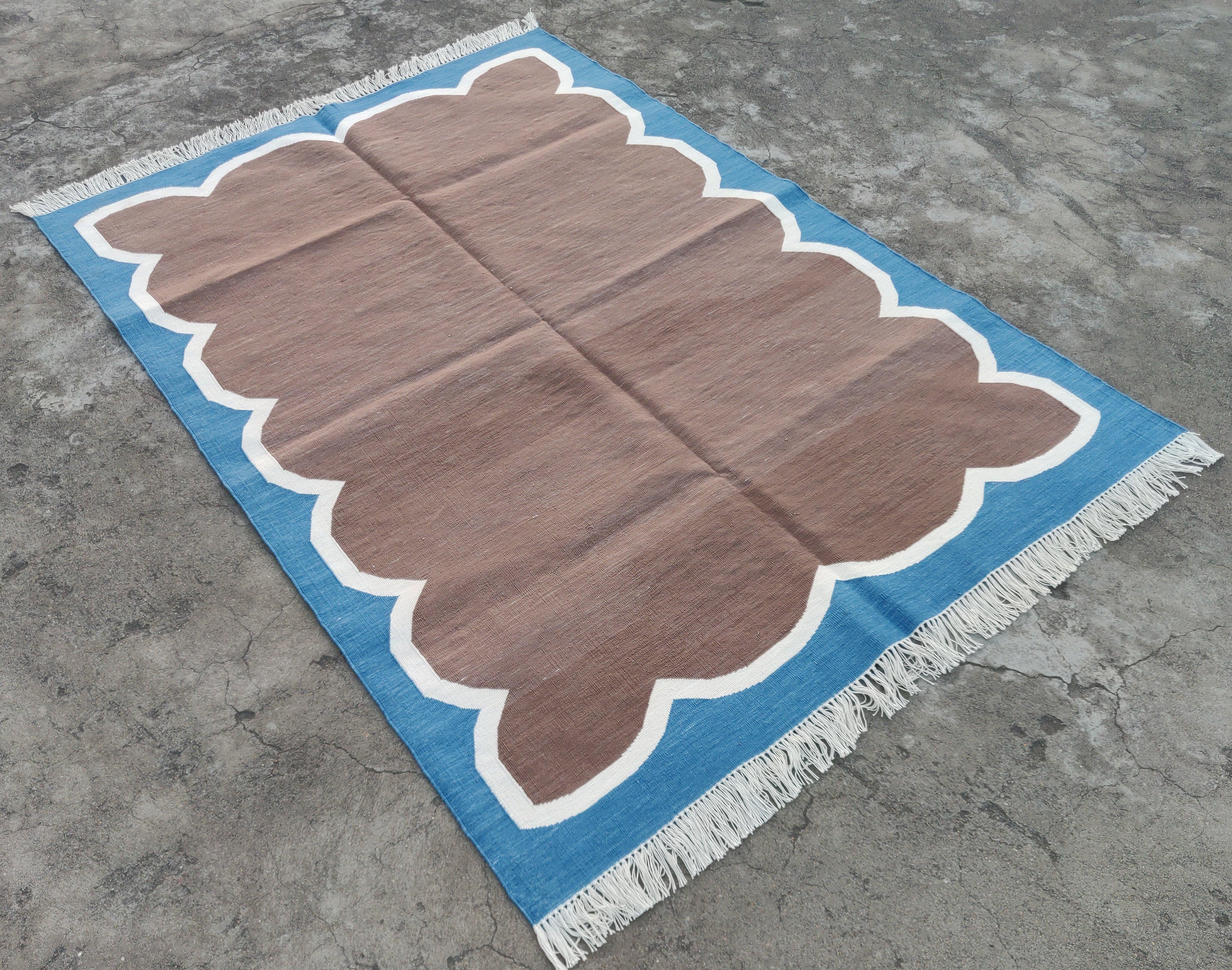 Handmade Cotton Area Flat Weave Rug, 4x6 Brown And Blue Scalloped Indian Dhurrie (21. Jahrhundert und zeitgenössisch) im Angebot
