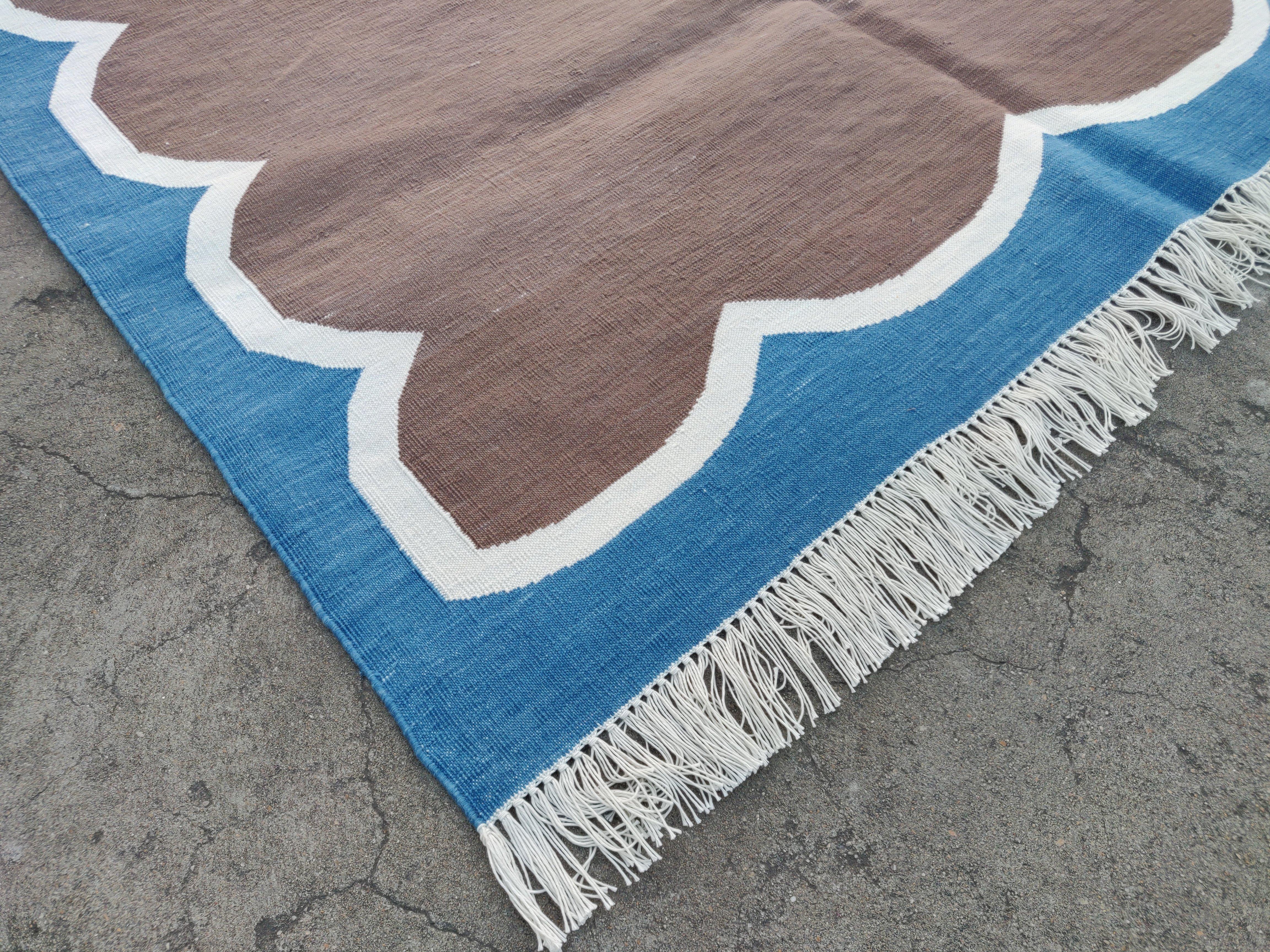 Handmade Cotton Area Flat Weave Rug, 4x6 Brown And Blue Scalloped Indian Dhurrie For Sale 2