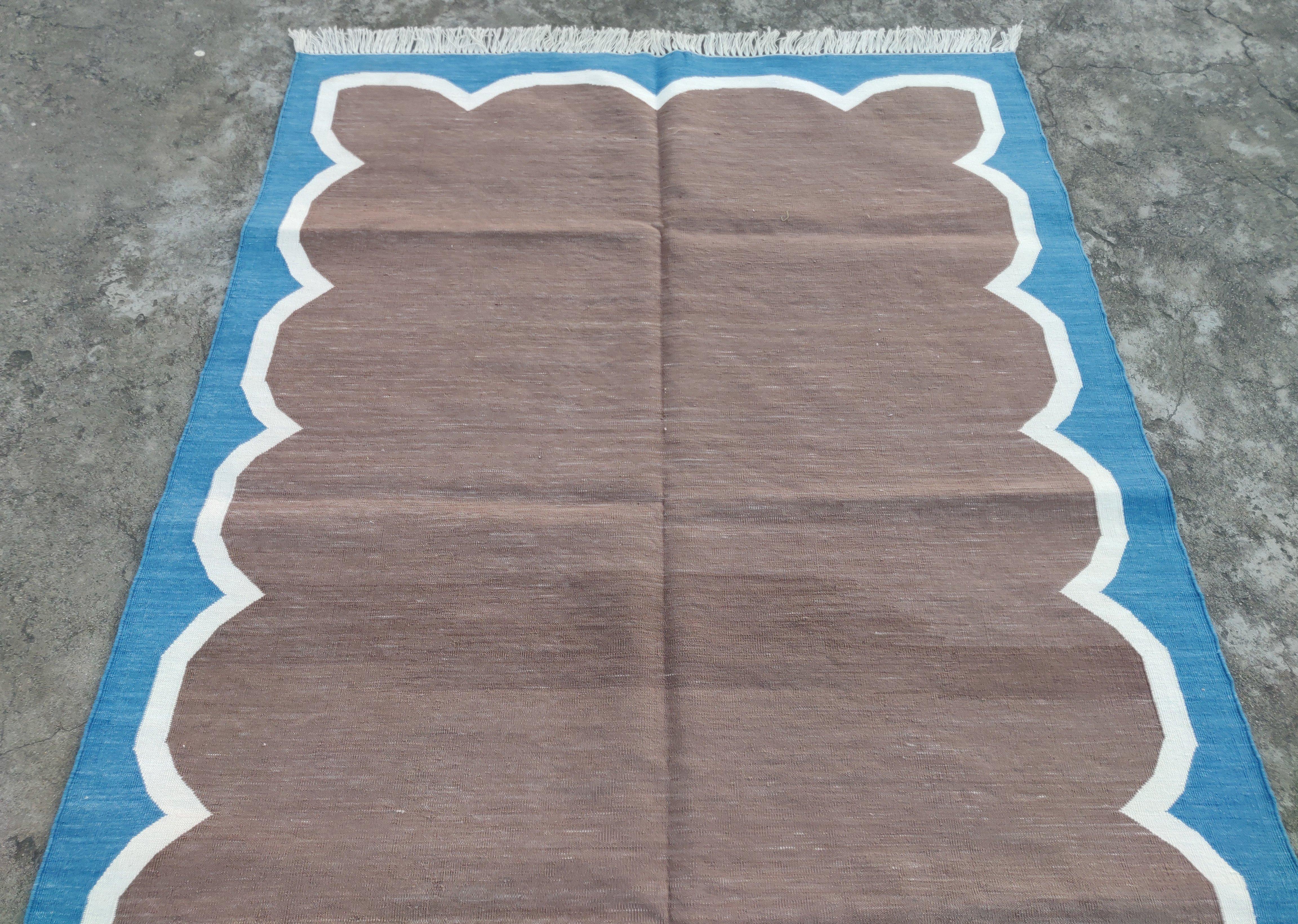 Handmade Cotton Area Flat Weave Rug, 4x6 Brown And Blue Scalloped Indian Dhurrie im Angebot 1