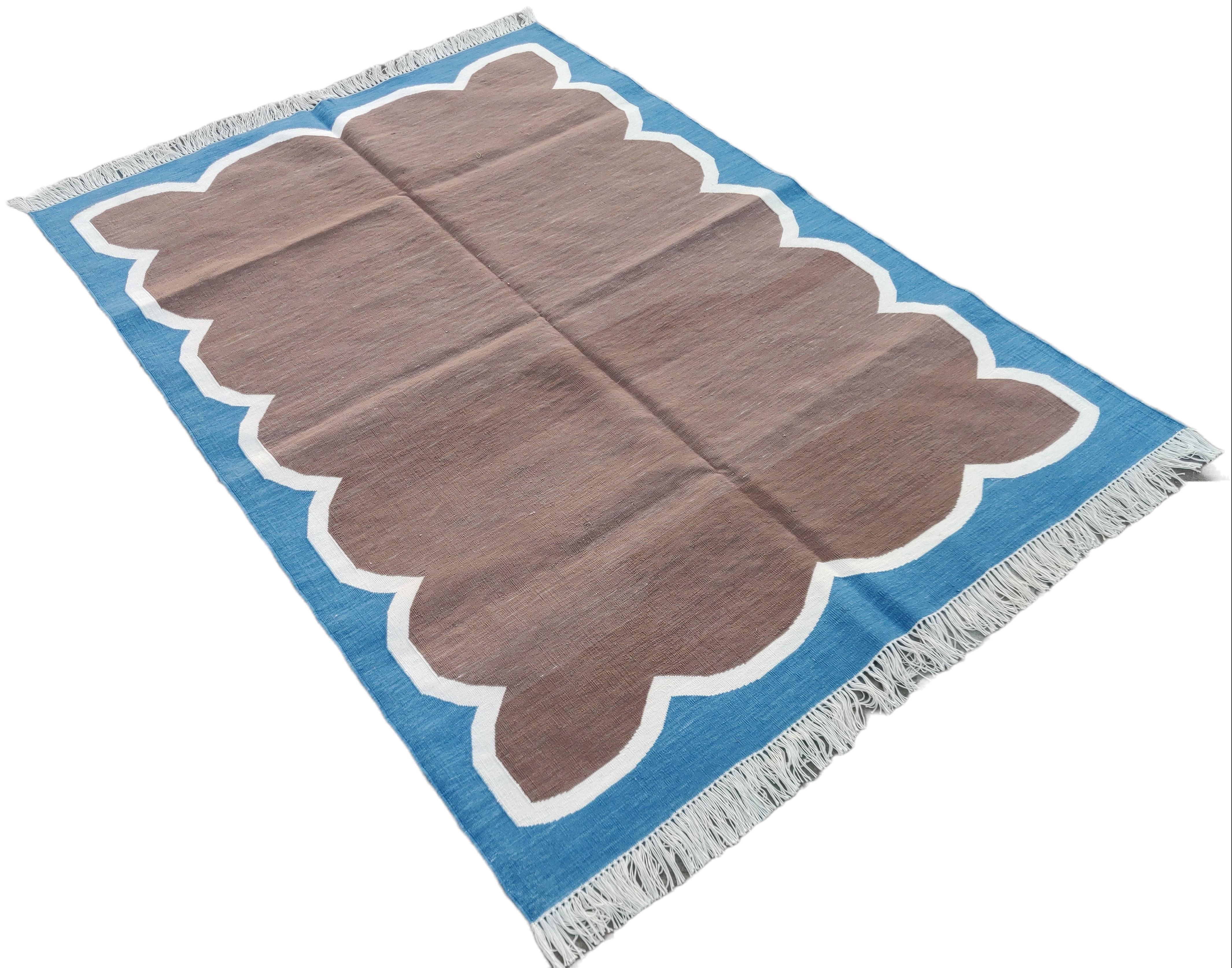 Baumwolle pflanzlich gefärbt Braun und Blau Scalloped Striped Indian Dhurrie Rug-4'x6' 

Diese speziellen flachgewebten Dhurries werden aus 15-fachem Garn aus 100% Baumwolle handgewebt. Aufgrund der speziellen Fertigungstechniken, die zur