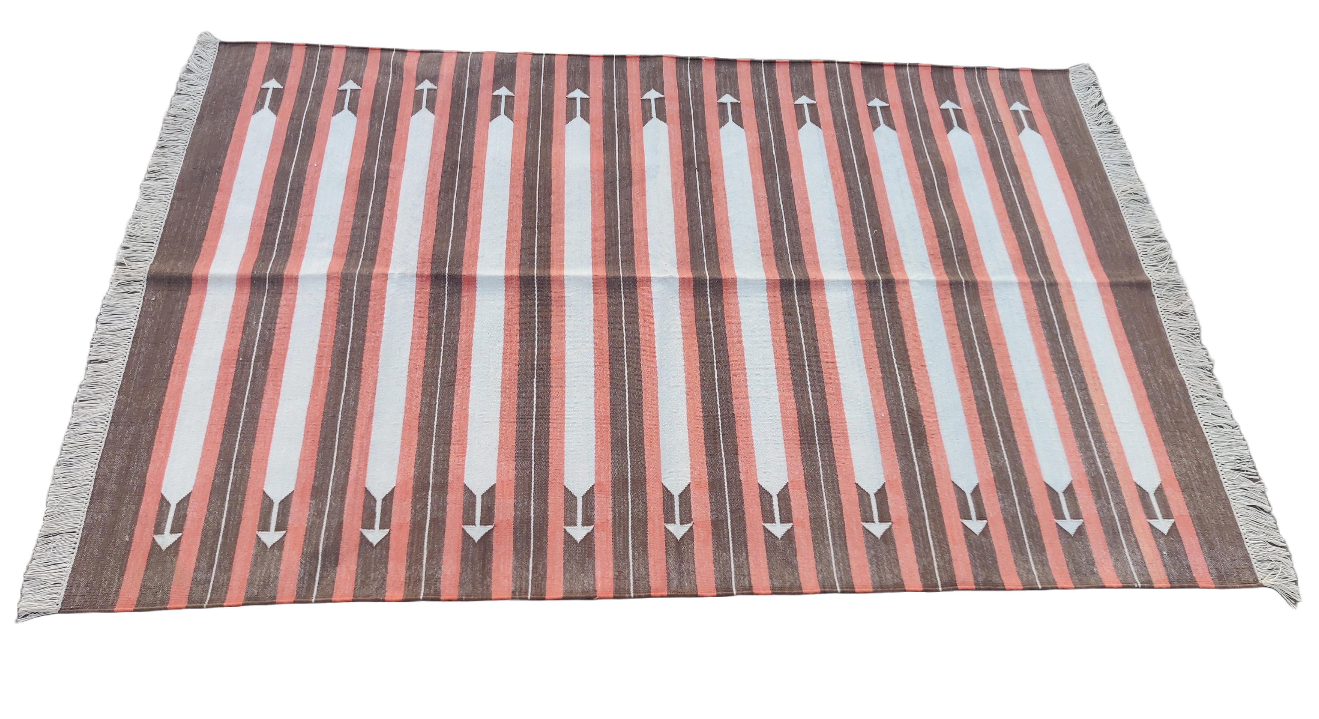 Handgefertigter Flachgewebe-Teppich aus Baumwolle, 4x6 Brown and Coral Striped Indian Dhurrie im Angebot 3