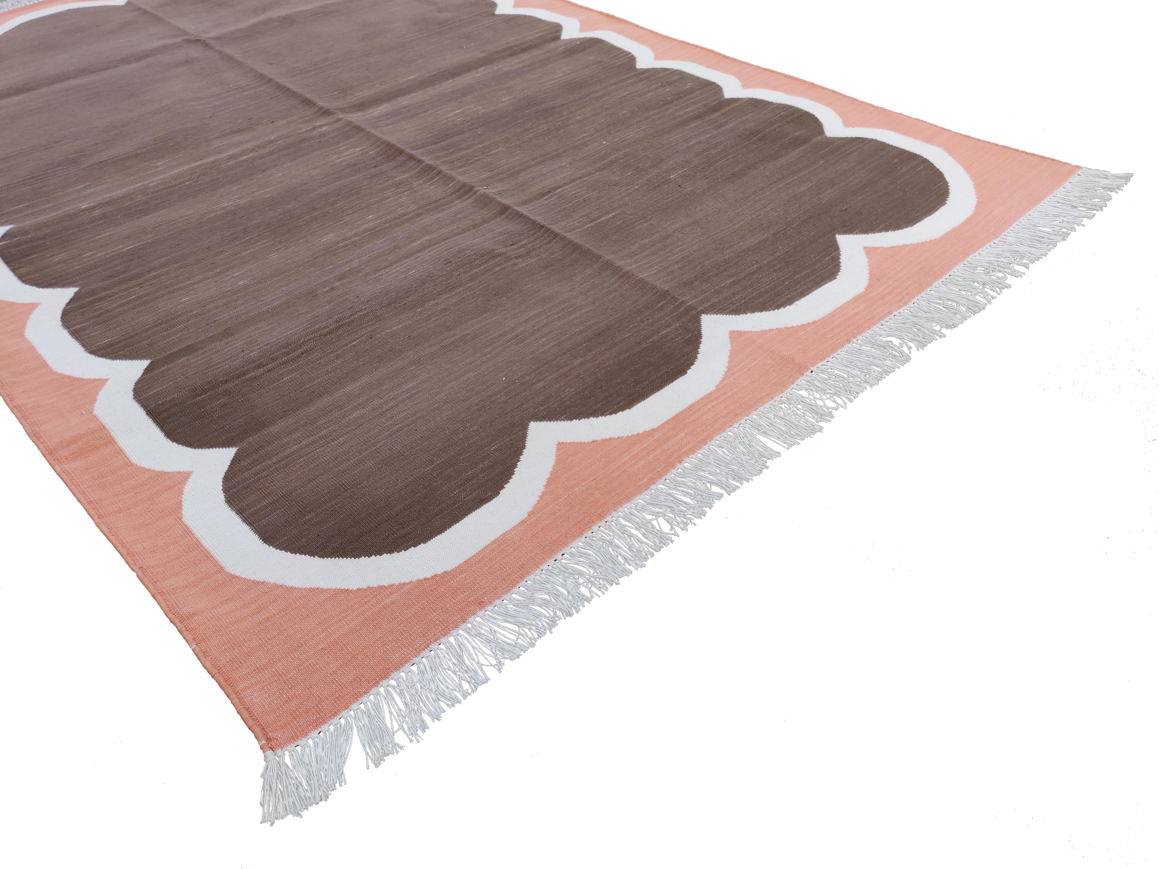Handgefertigter Flachgewebe-Teppich aus Baumwolle, 4x6 Brown and Coral Striped Indian Dhurrie (Moderne der Mitte des Jahrhunderts) im Angebot