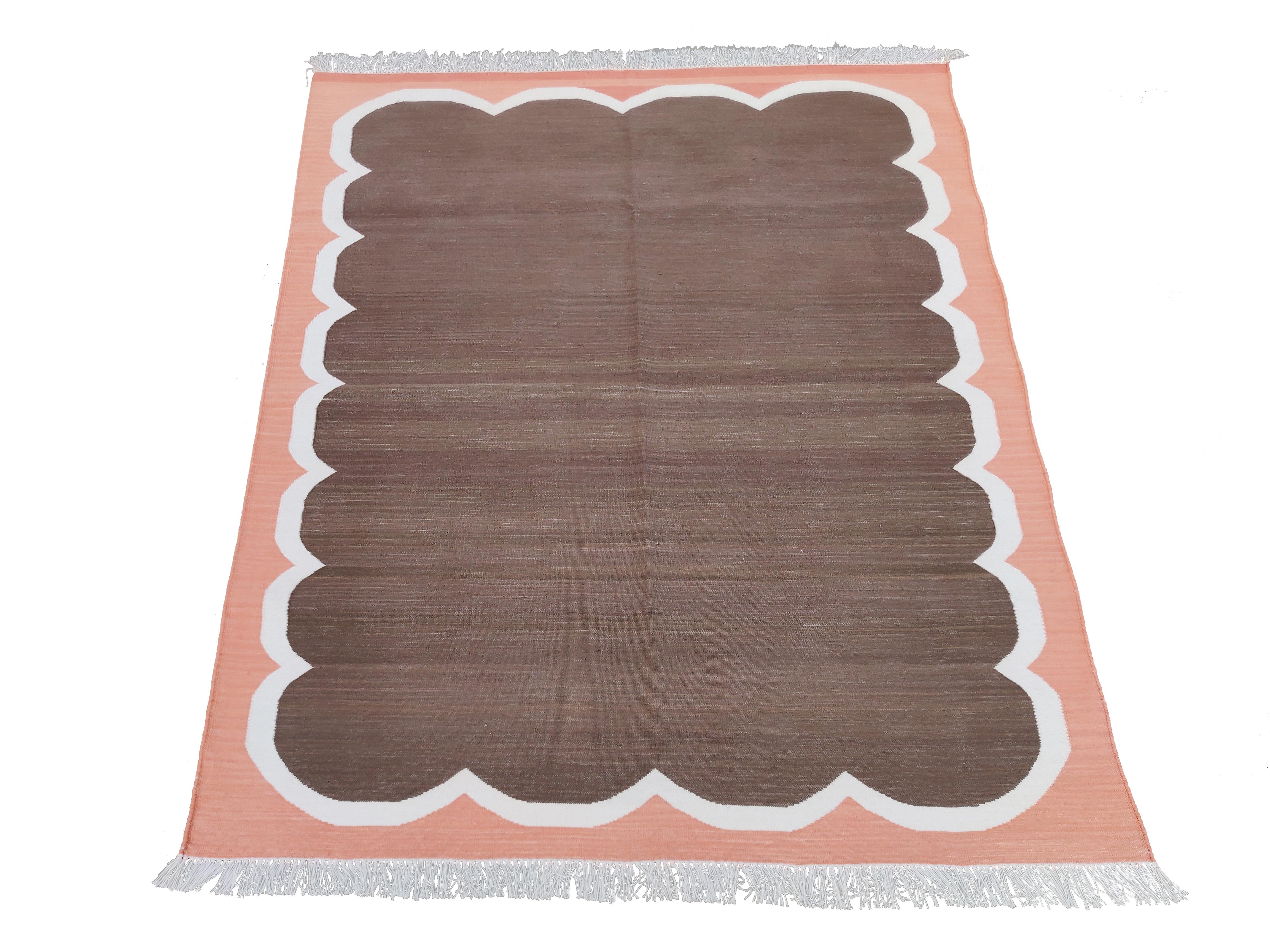 Handgefertigter Flachgewebe-Teppich aus Baumwolle, 4x6 Brown and Coral Striped Indian Dhurrie (Indisch) im Angebot
