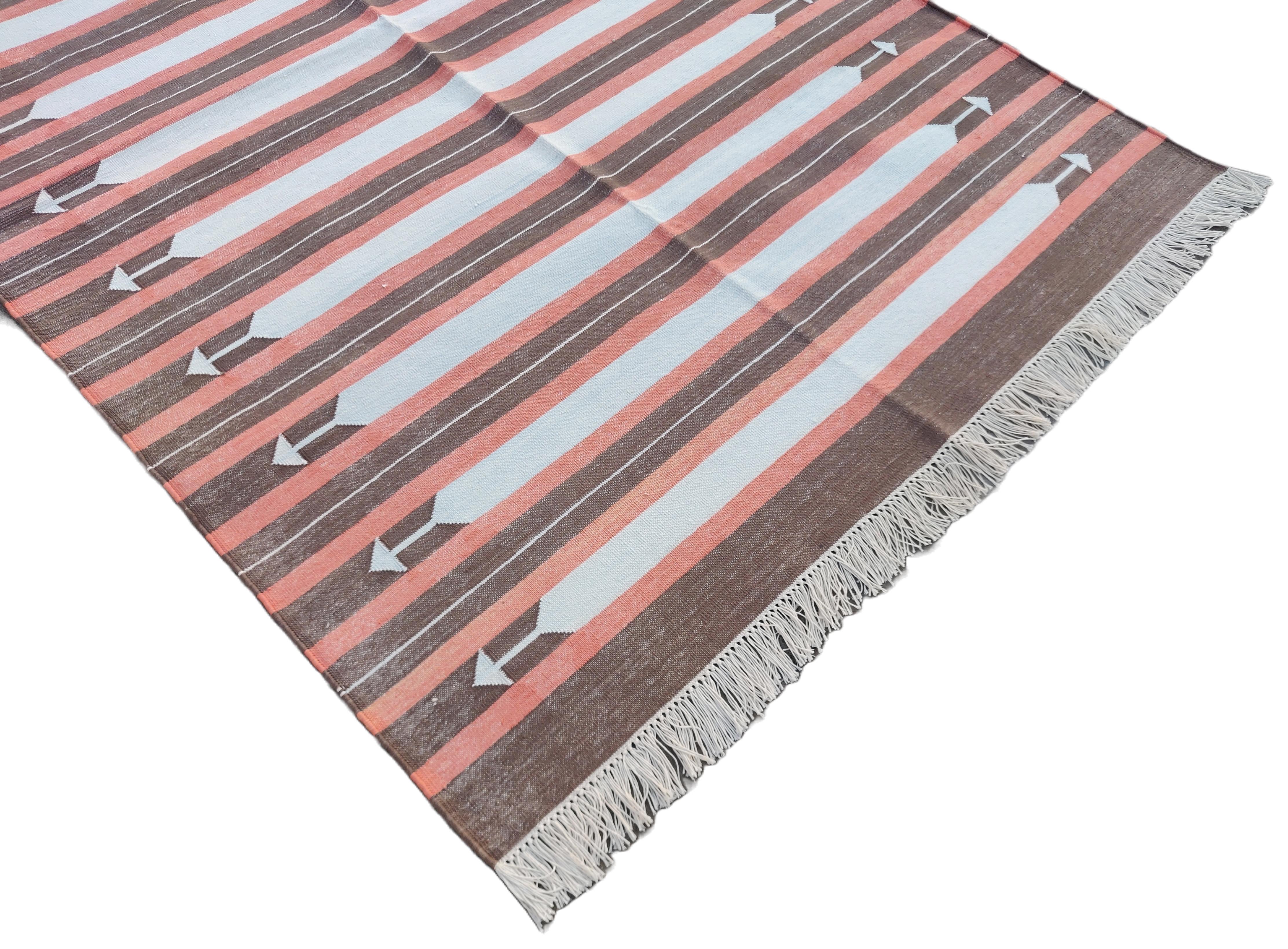 Handgefertigter Flachgewebe-Teppich aus Baumwolle, 4x6 Brown and Coral Striped Indian Dhurrie (Indisch) im Angebot