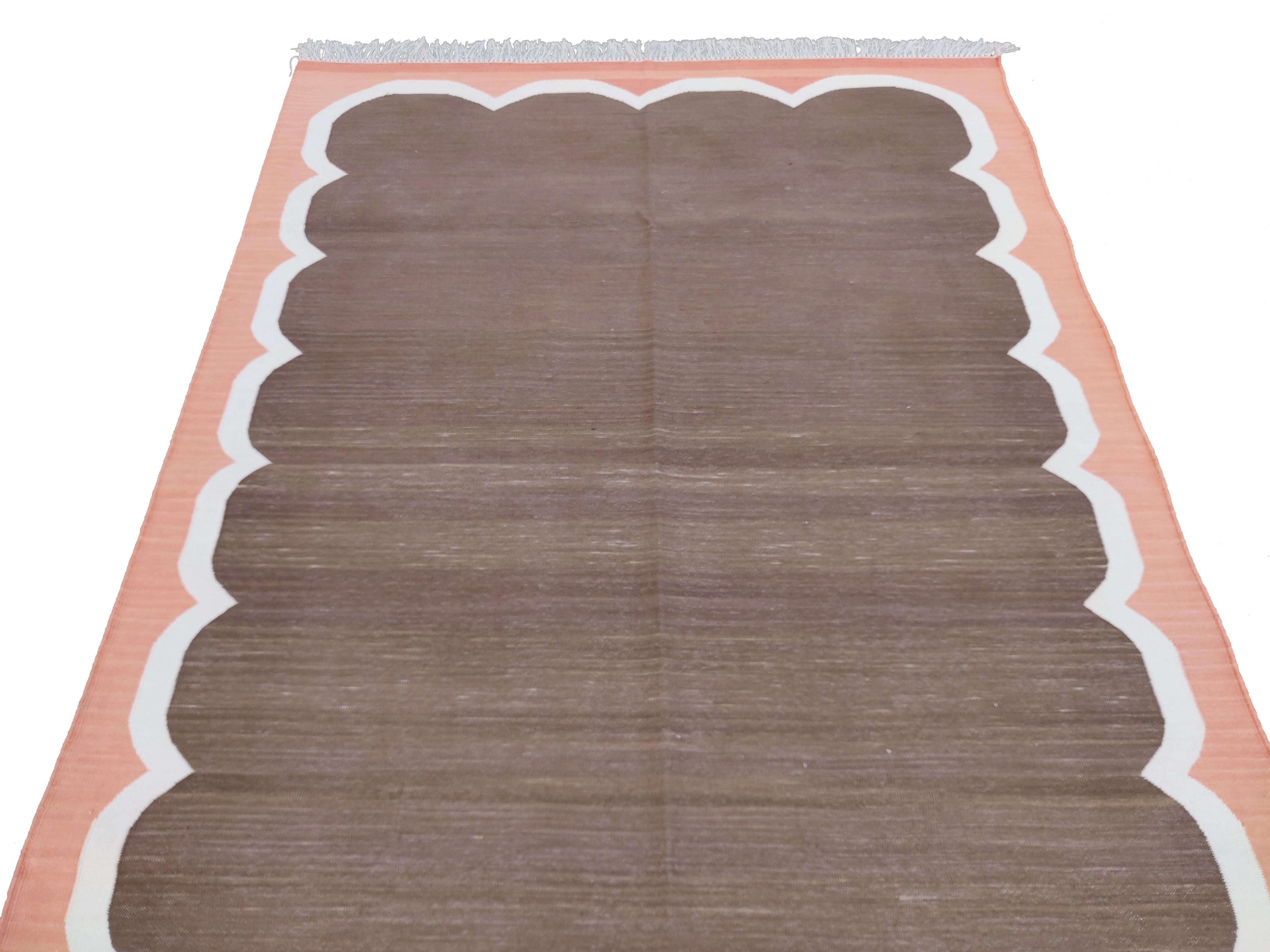 Handgefertigter Flachgewebe-Teppich aus Baumwolle, 4x6 Brown and Coral Striped Indian Dhurrie (Handgewebt) im Angebot