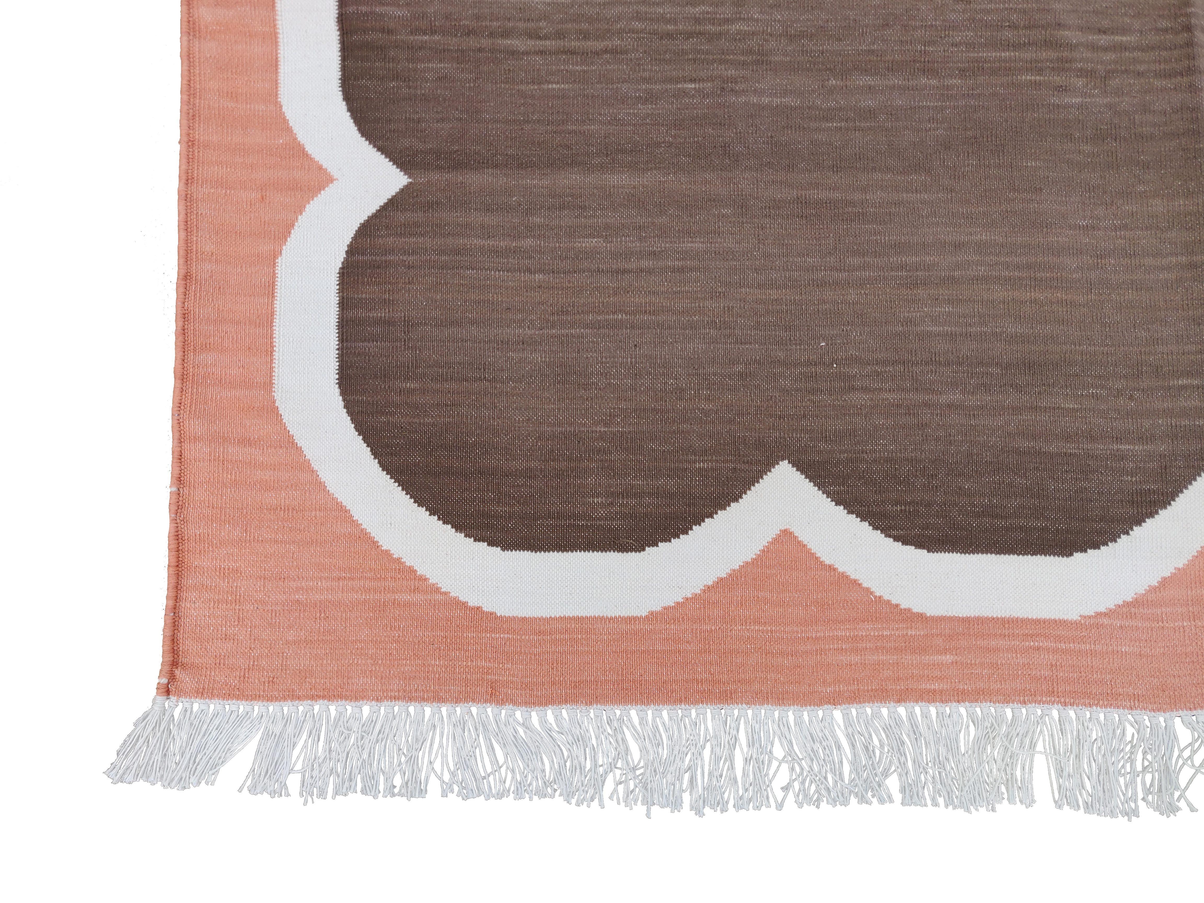 Handgefertigter Flachgewebe-Teppich aus Baumwolle, 4x6 Brown and Coral Striped Indian Dhurrie (21. Jahrhundert und zeitgenössisch) im Angebot