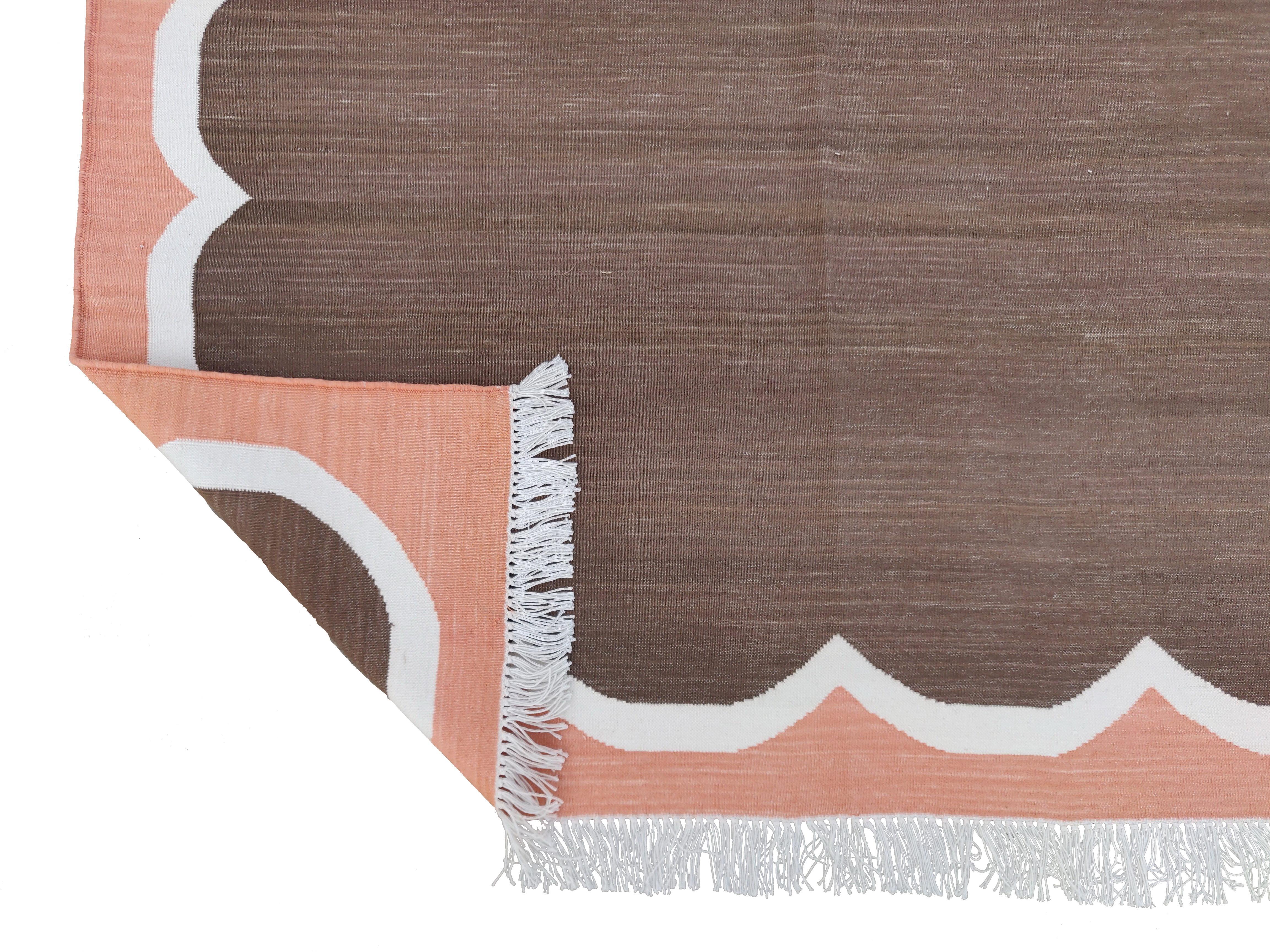 Handgefertigter Flachgewebe-Teppich aus Baumwolle, 4x6 Brown and Coral Striped Indian Dhurrie im Angebot 1
