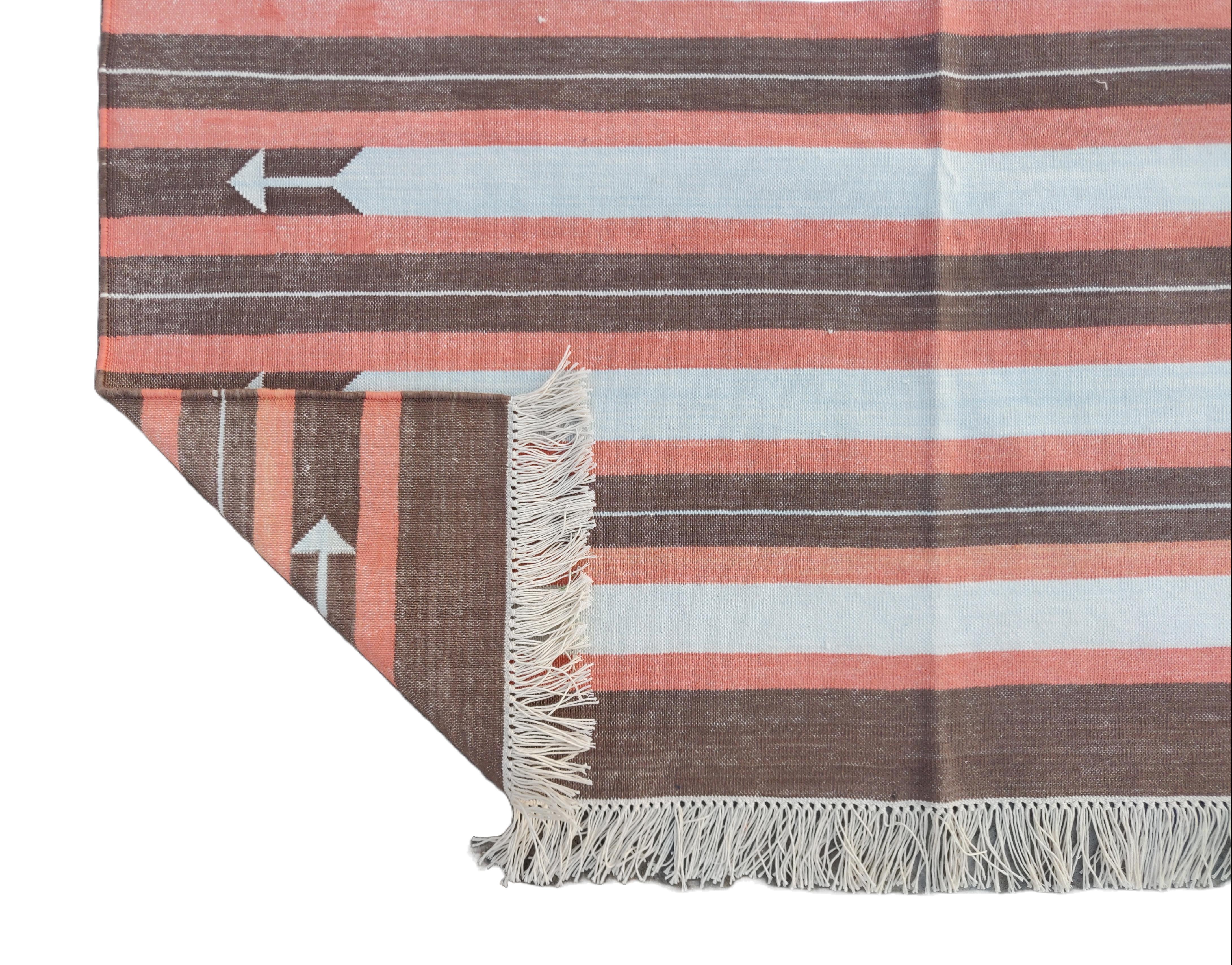 Handgefertigter Flachgewebe-Teppich aus Baumwolle, 4x6 Brown and Coral Striped Indian Dhurrie im Angebot 1