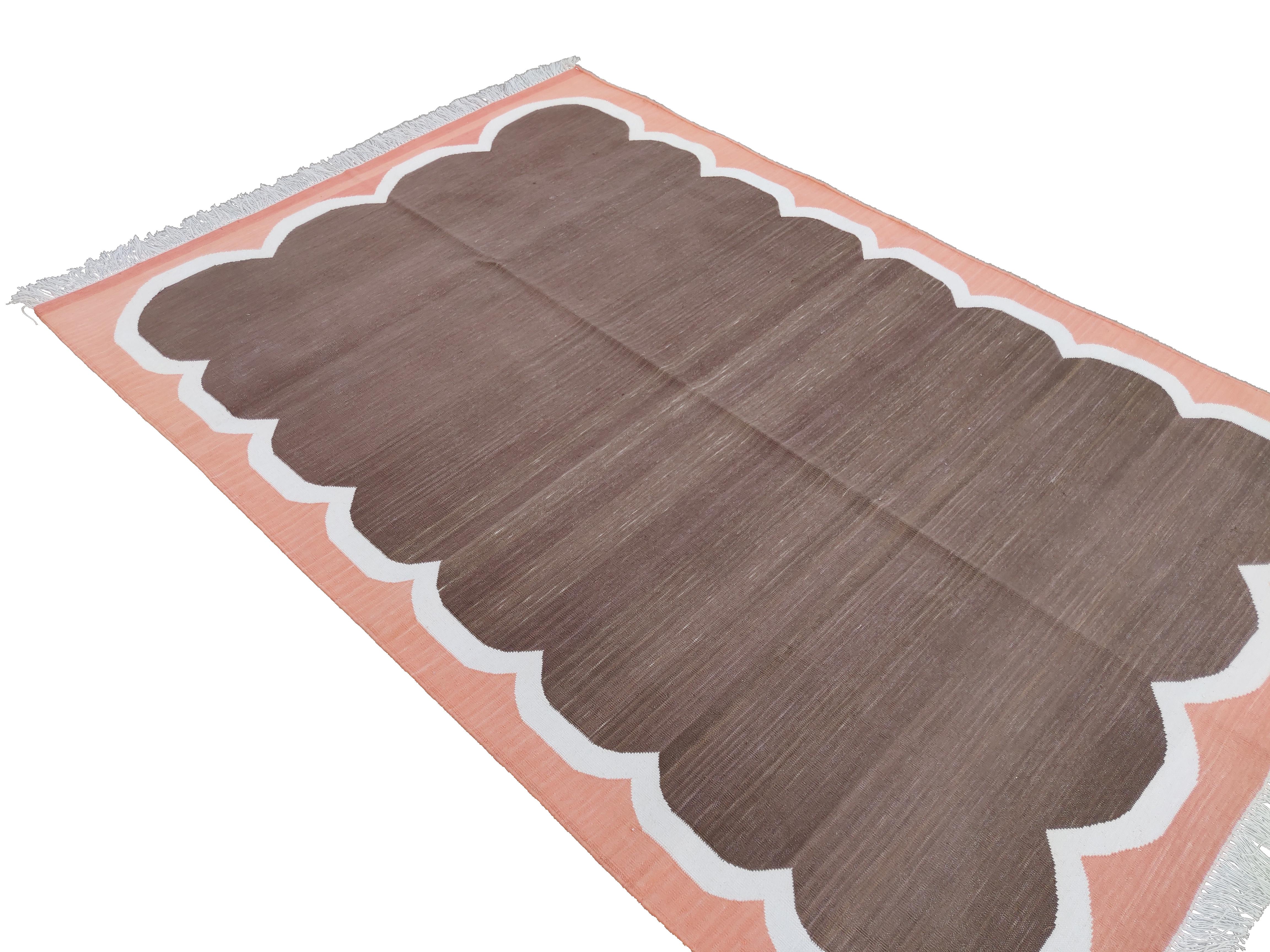 Handgefertigter Flachgewebe-Teppich aus Baumwolle, 4x6 Brown and Coral Striped Indian Dhurrie im Angebot 2
