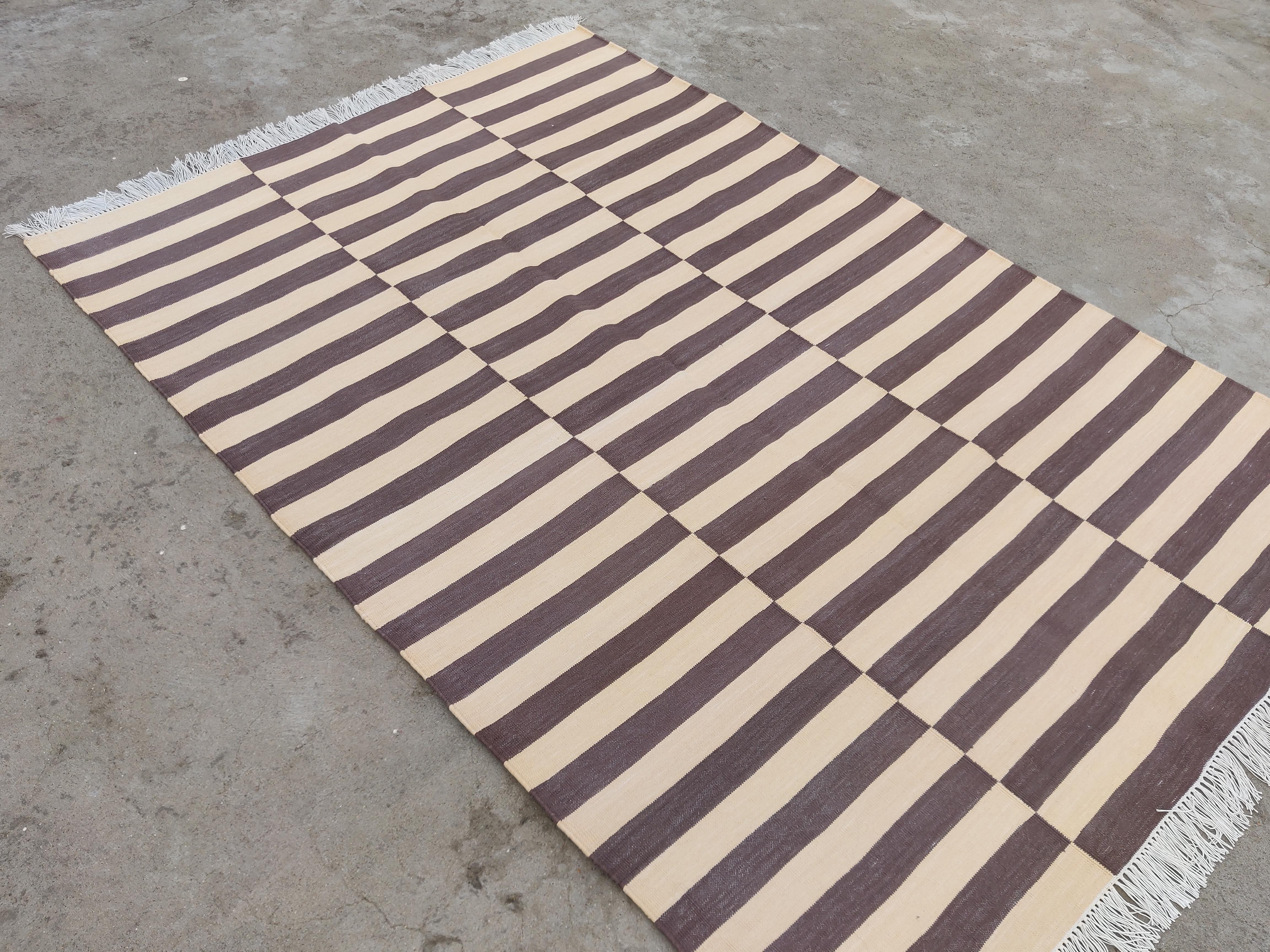 Handgefertigter Flachgewebe-Teppich aus Baumwolle, 4x6 Brown and Cream Striped Indian Dhurrie im Angebot 2