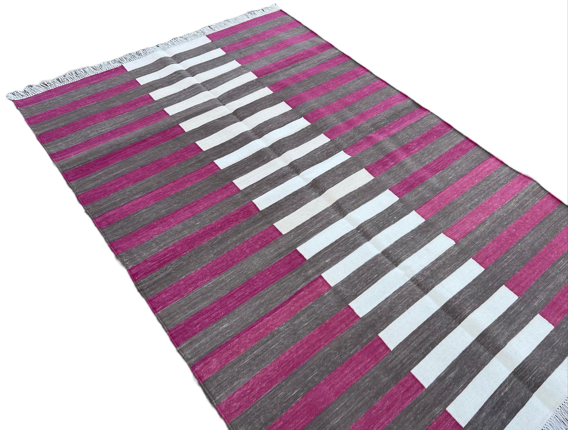 Handgefertigter Flachgewebe-Teppich aus Baumwolle, 4x6 braun und rosa gestreift, indischer Dhurrie (Handgewebt) im Angebot